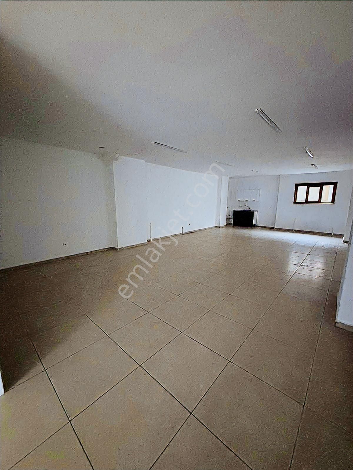 Başakşehir Altınşehir Mah, Meydan Konumlu 250m2 Mağaza - Görsel 4