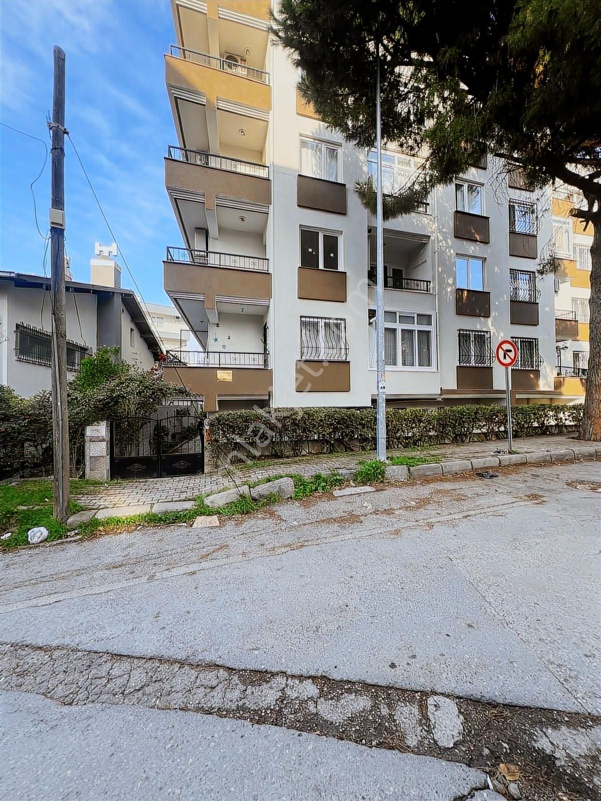 Buca Belediyesine Yürüme Mesafesinde 3+1 120m2