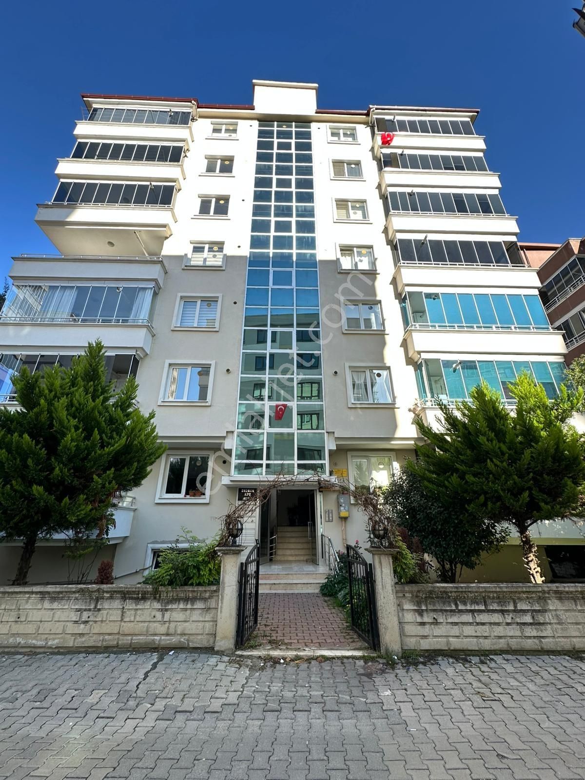 Yenimahalle' De Merkezi Lokasyonda Satılık Arakat 3+1 Daire