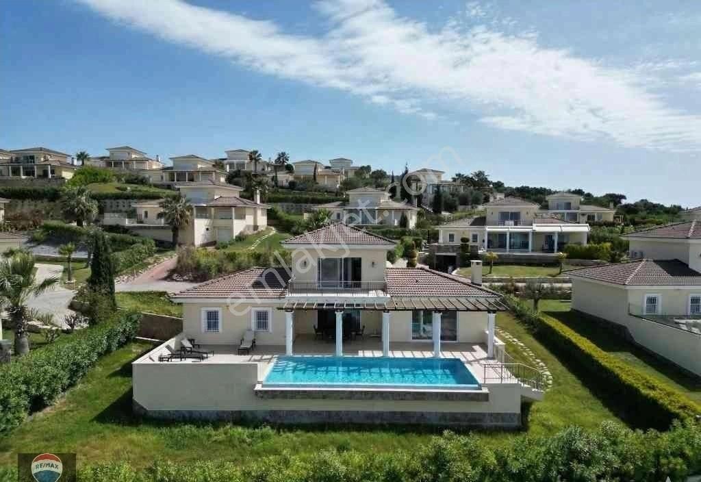 Fırsat Fiyatla Kuşadası Yaylaköyde 1.000 M2 Arsada 4+1 Özel Havuzlu Müstakıl Satılık Vılla