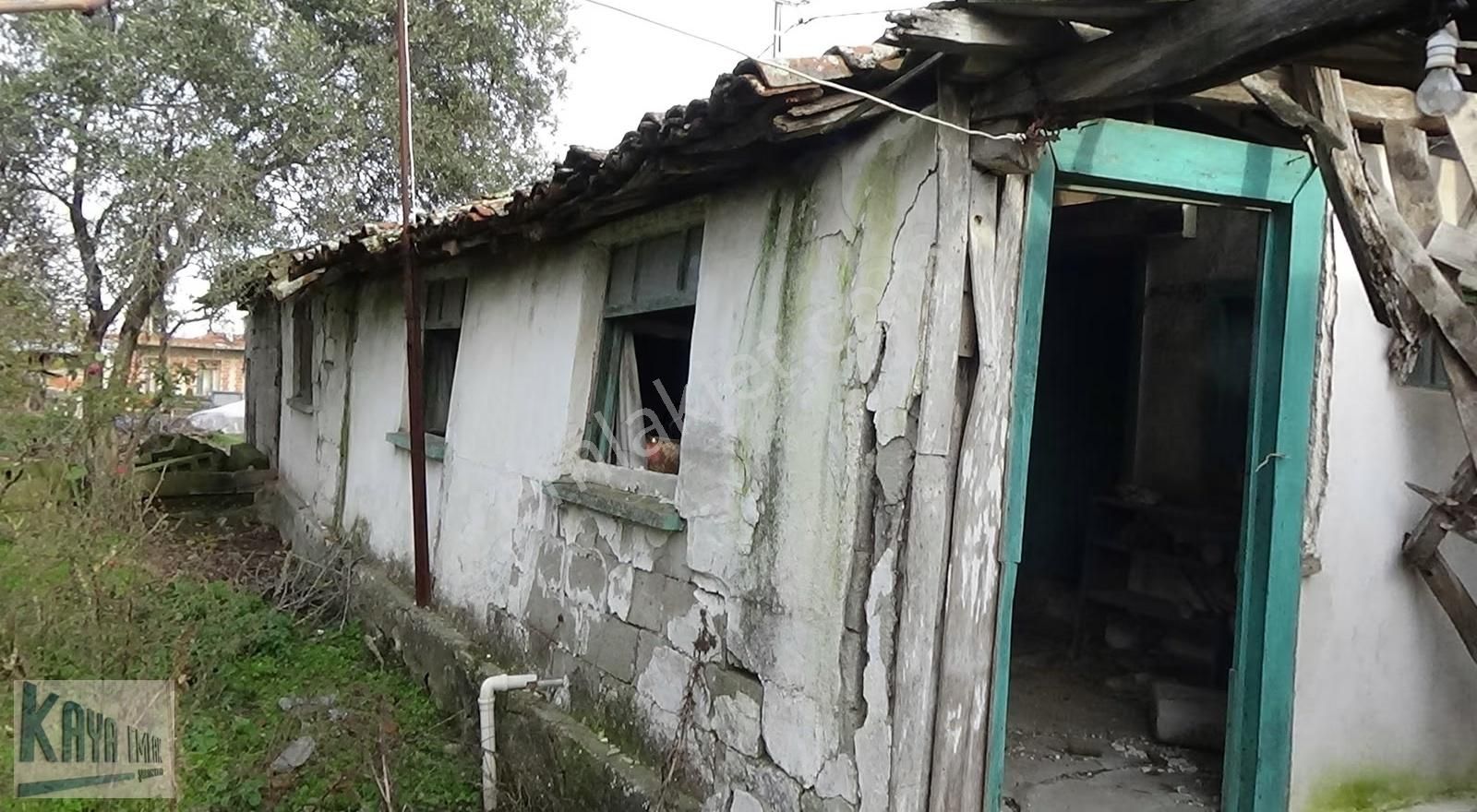 Göl Manzaralı Eski Kerpiç Ev