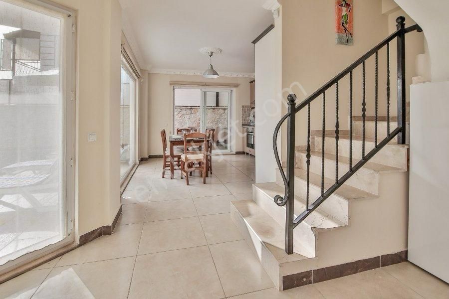 Bezirgan'da Deniz Manzaralı Uzun Dönem Kiralık 4+1 Villa - Görsel 12