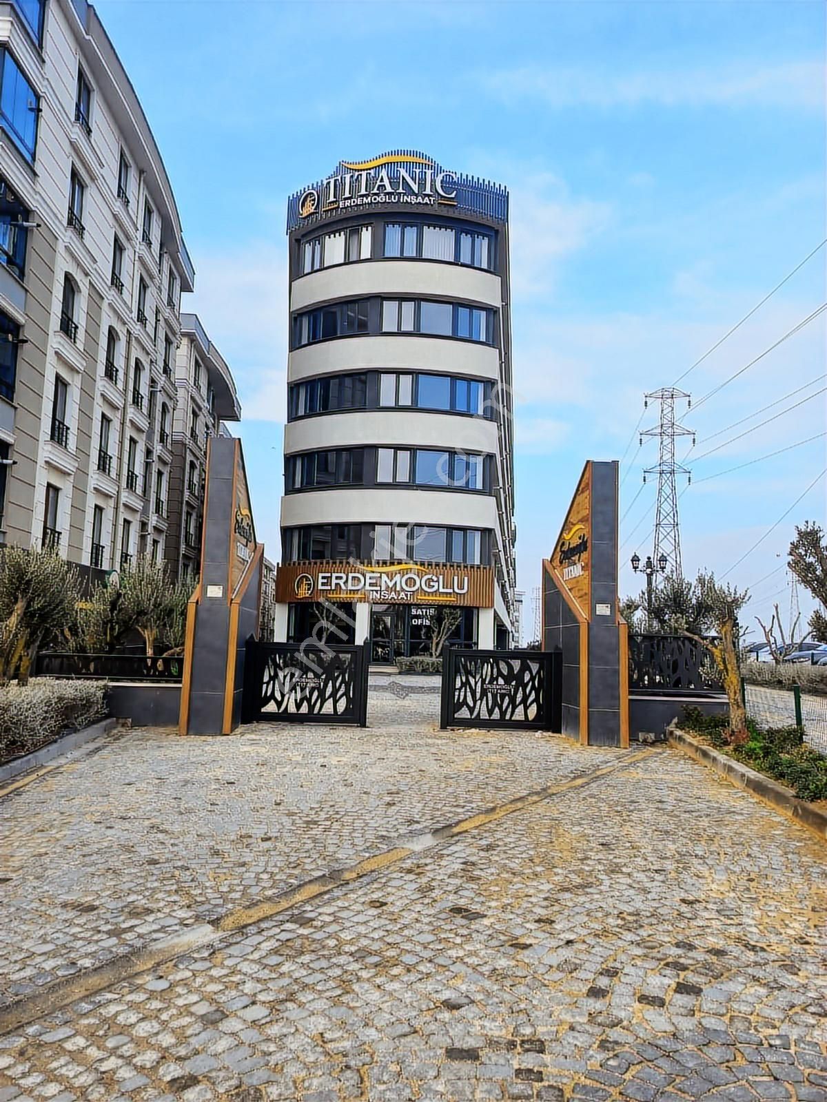 Nusratiye De Havuzlu Sitede Satılık Arakat 1+1