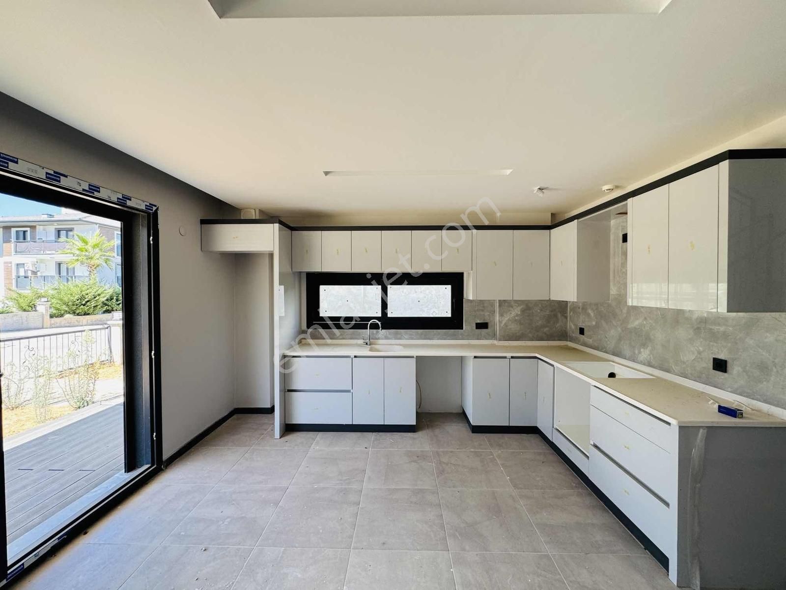 Kuşadası Davutlar'da Asansörlü Tek Müstakil 3+1 Tripleks Villa - Görsel 14