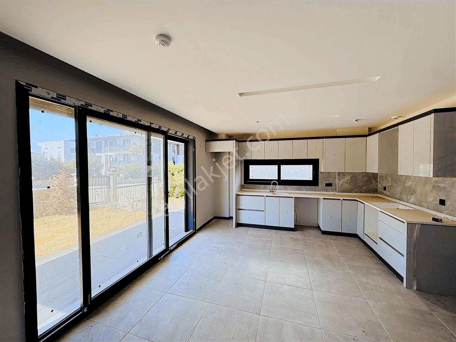 Kuşadası Davutlar'da Asansörlü Tek Müstakil 3+1 Tripleks Villa - Görsel 11