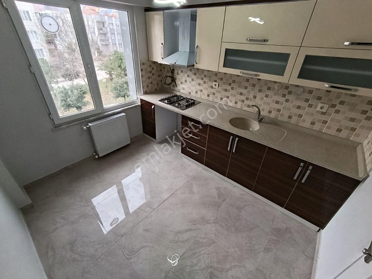 Akçayda Doğalgazlı Ayrı Mutfaklı Full Yapılı Ön Cephe 2+1 Daire