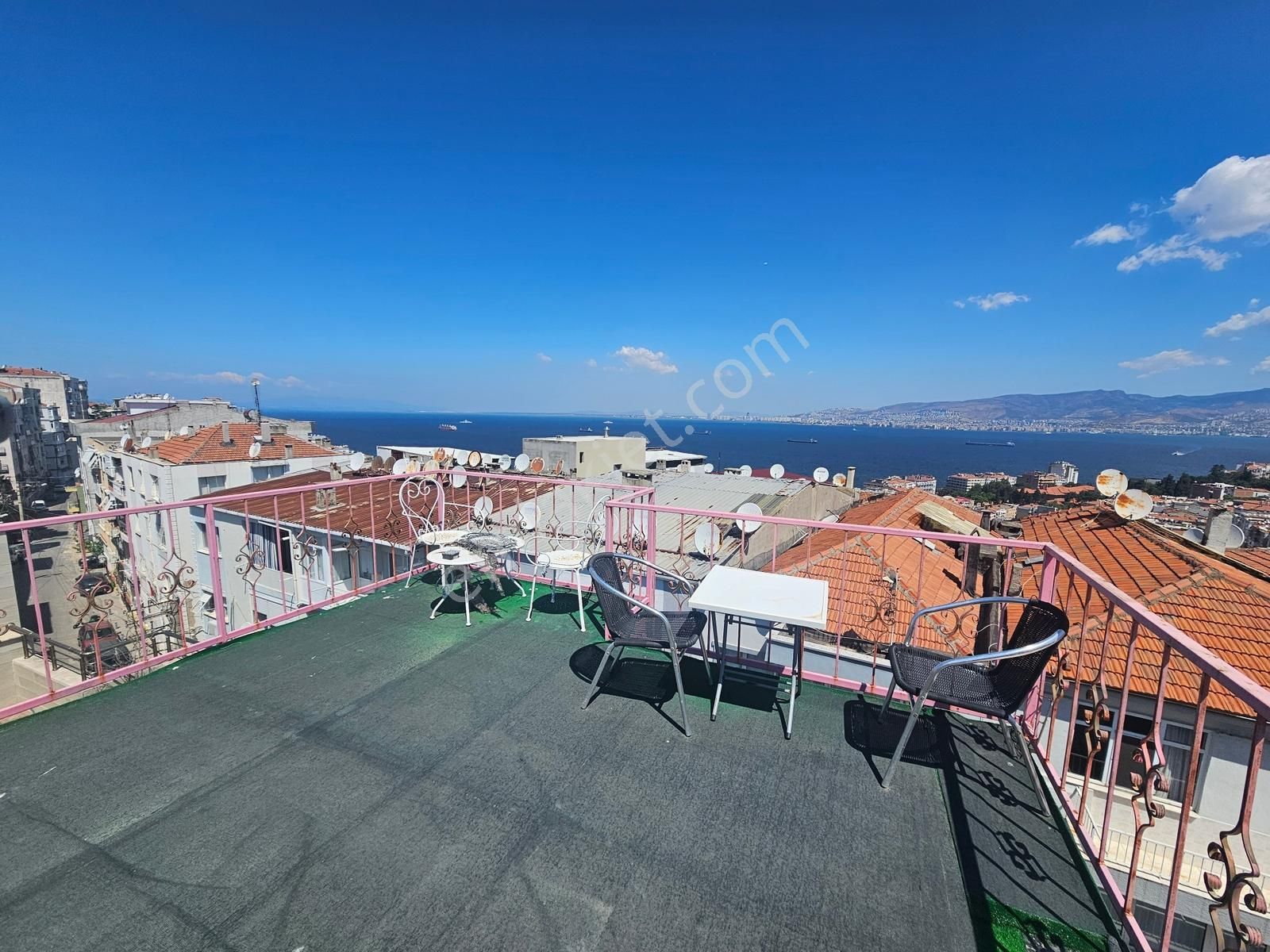 Acil Üçyolda Deniz Manzaralı Satılık Geniş 2+1 Tadilatlı Daire