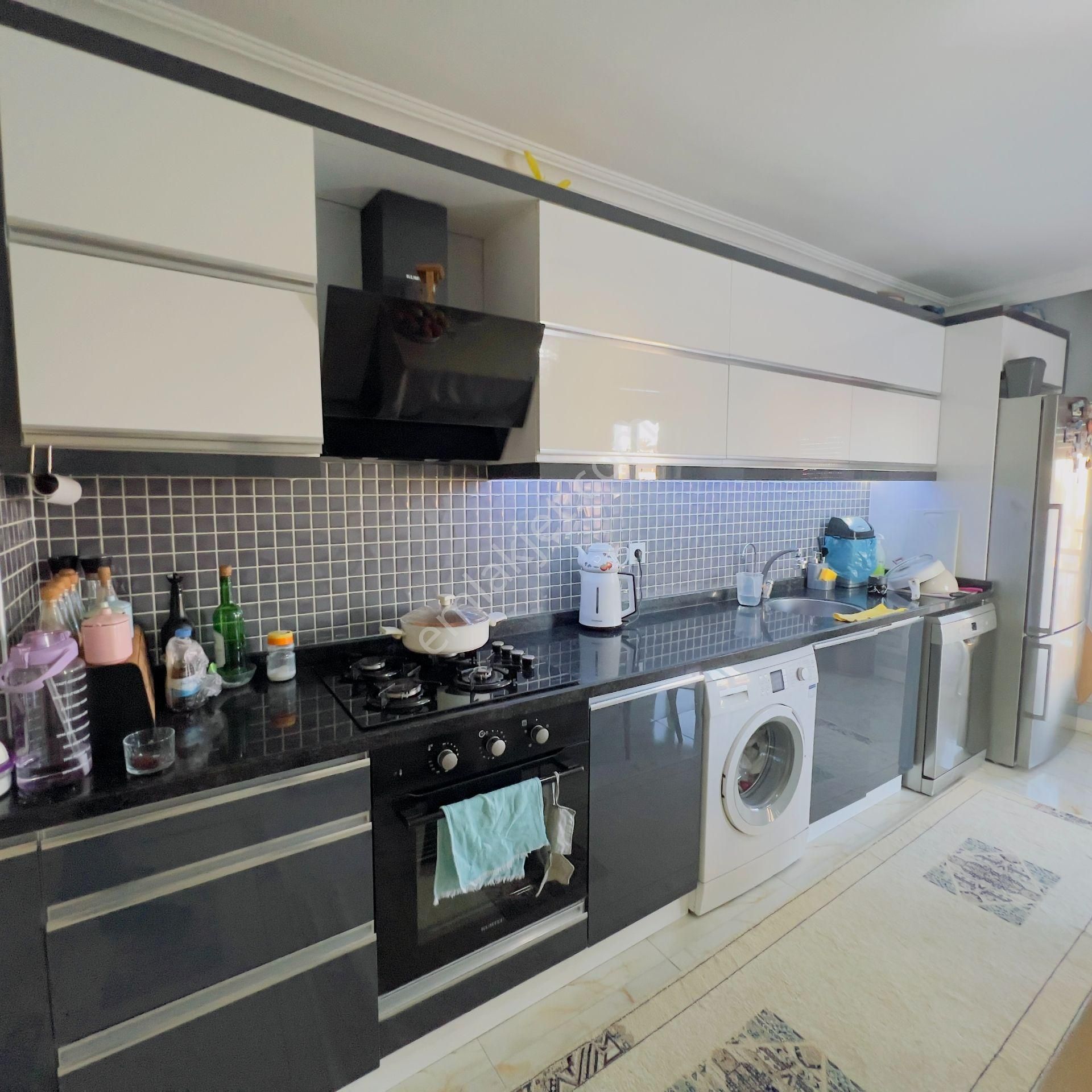 Cadde Üstü Ayrı Mutfaklı Asansörlü Geniş 3+1