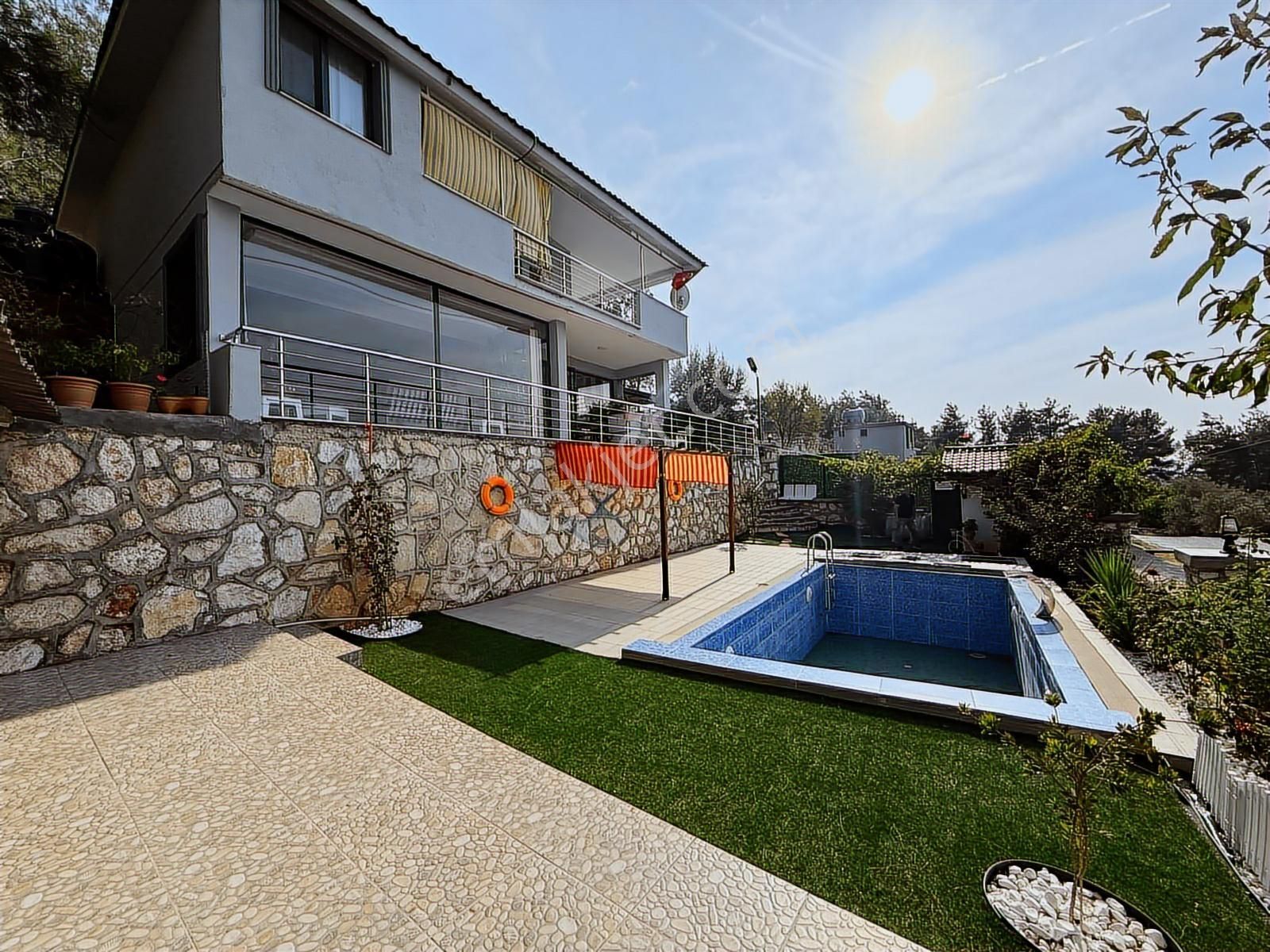 Remax Arma'dan Buca Belenbaşı'nda Satılık Havuzlu Dublex Ev