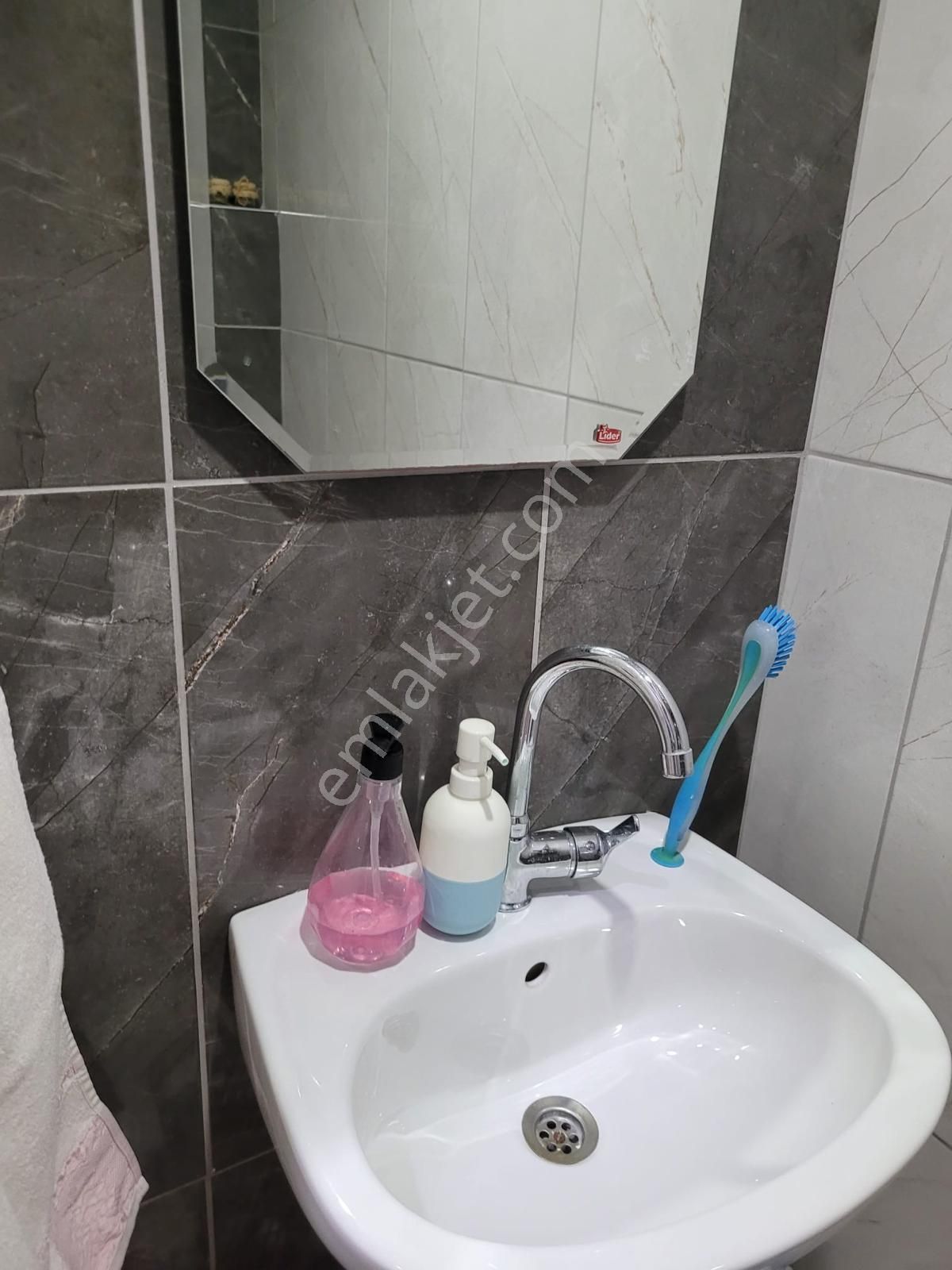 2+1 Karslılar 5-3katı 3yaşında Brüt Net 95m2 Dgaz Hasarsız Menderese 5dakika Yürüme 2banyo Bahçeli - Görsel 7