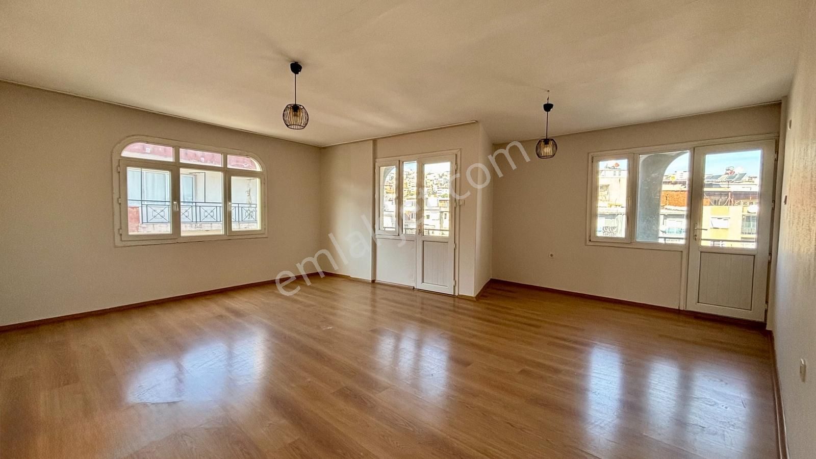 4+1 / 140 M² / Merkezi Konumlu Asansörlü Ara Kat Geniş Daire