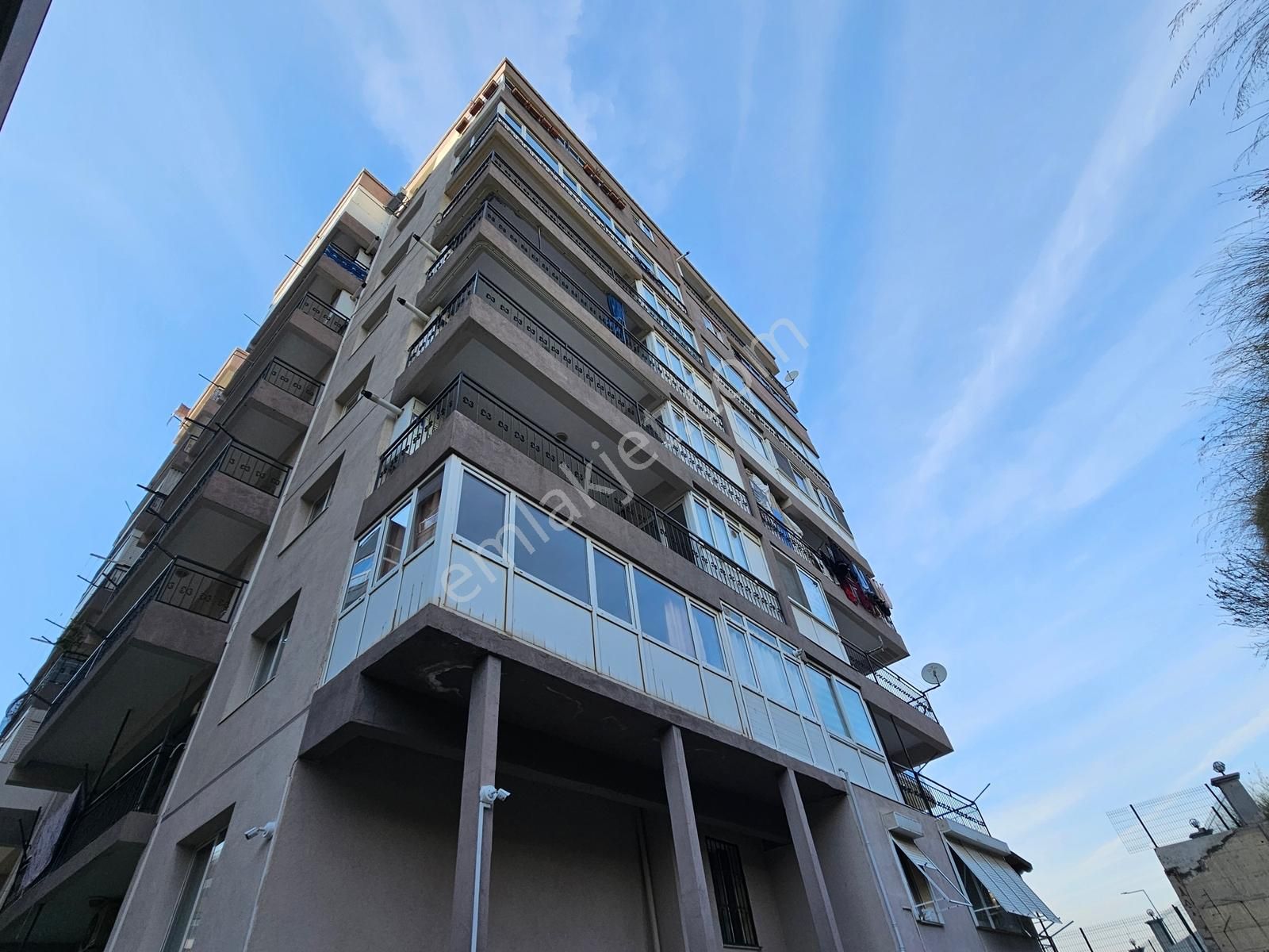 Remax Armadan Balçova Çetin Emeç Mah. Arakat Satılık 2+1 Daire