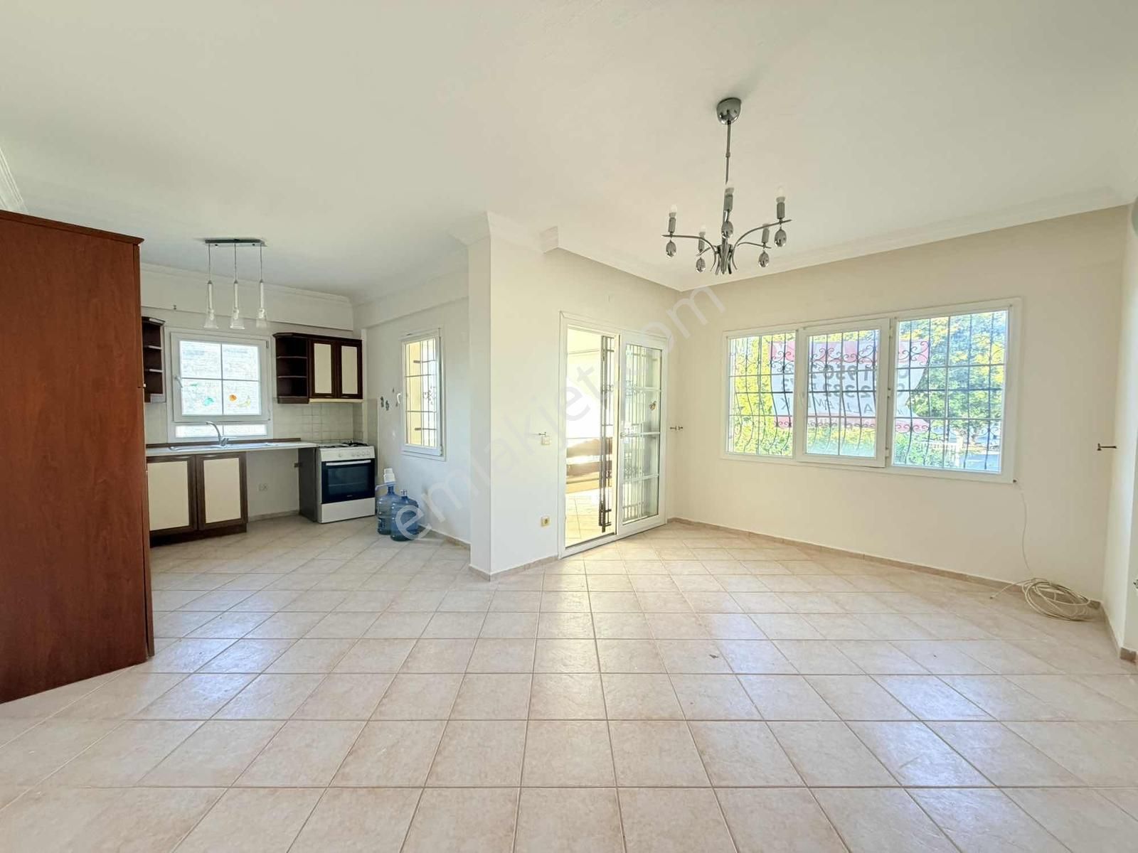 S-a-k-a-l-l-ı-d-a-n Turgutreiste Denize Yakın Eşyasız Daire