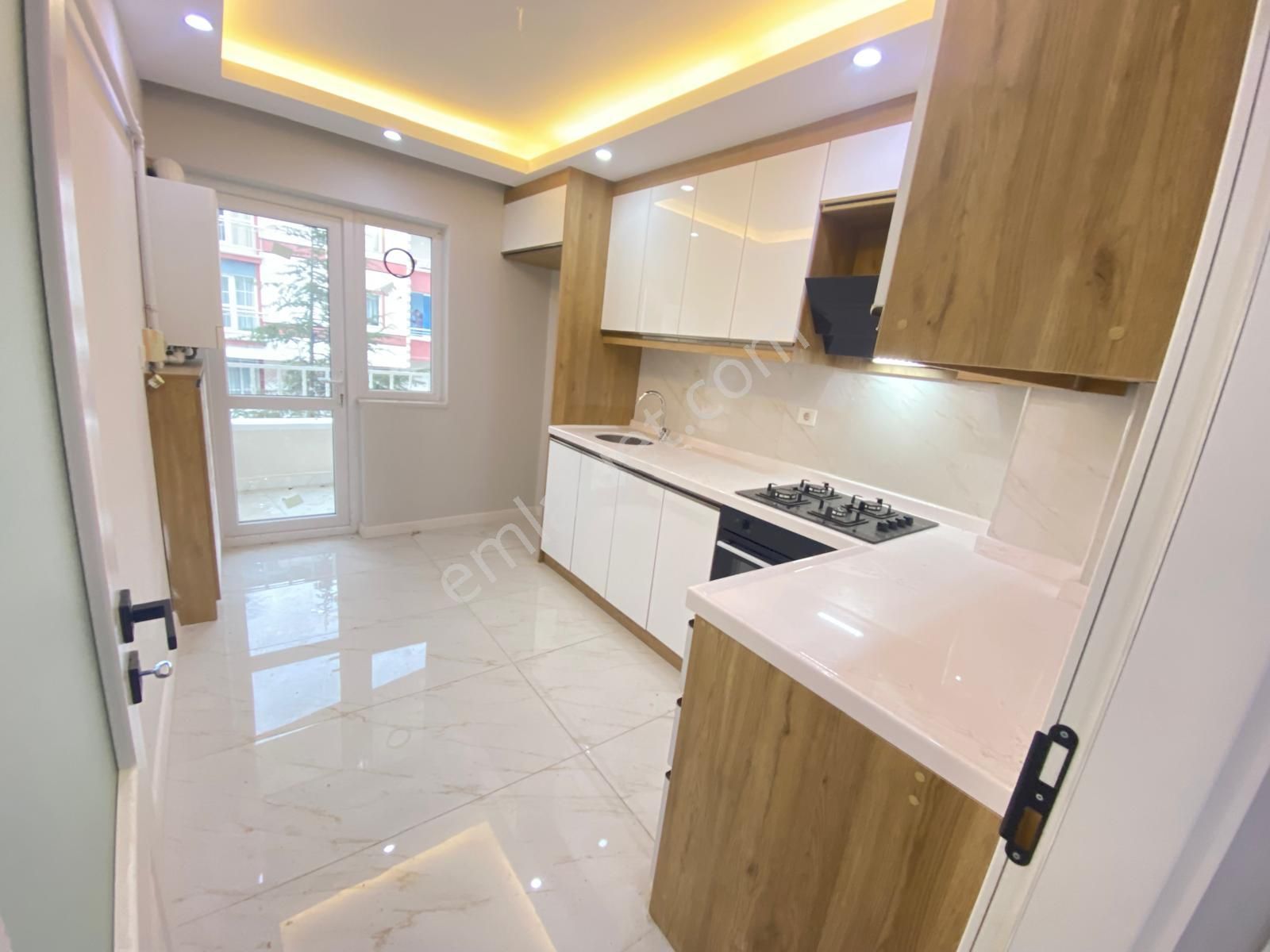 Etimesgut Topçu'da Merkezi Konumda Ön Cephe Arakat Çift Balkonlu Uygun Full Yapılı Daire - Görsel 2