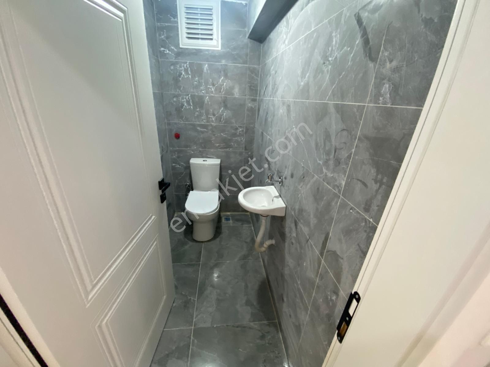 Etimesgut Topçu'da Merkezi Konumda Ön Cephe Arakat Çift Balkonlu Uygun Full Yapılı Daire - Görsel 13