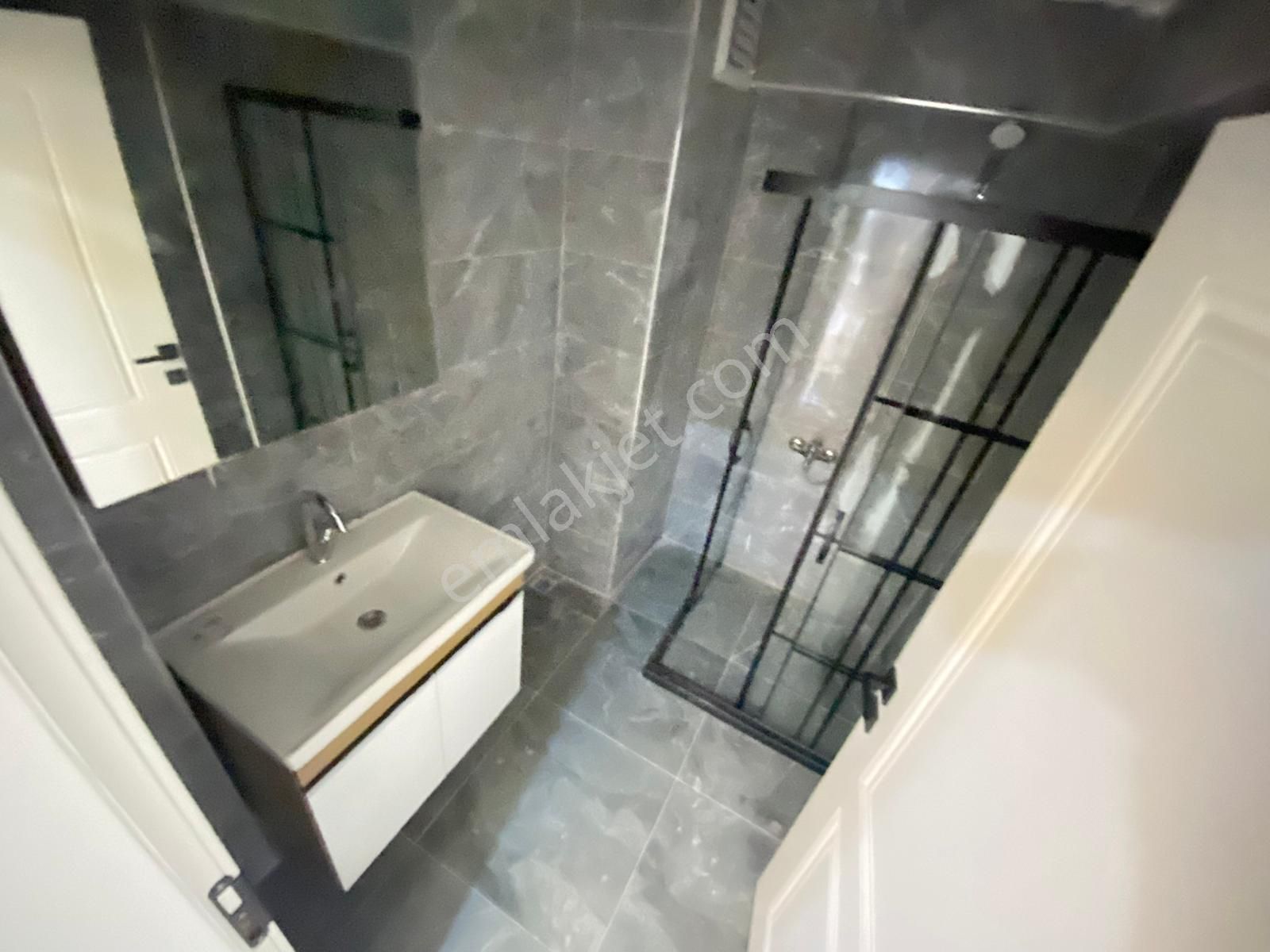 Etimesgut Topçu'da Merkezi Konumda Ön Cephe Arakat Çift Balkonlu Uygun Full Yapılı Daire - Görsel 24