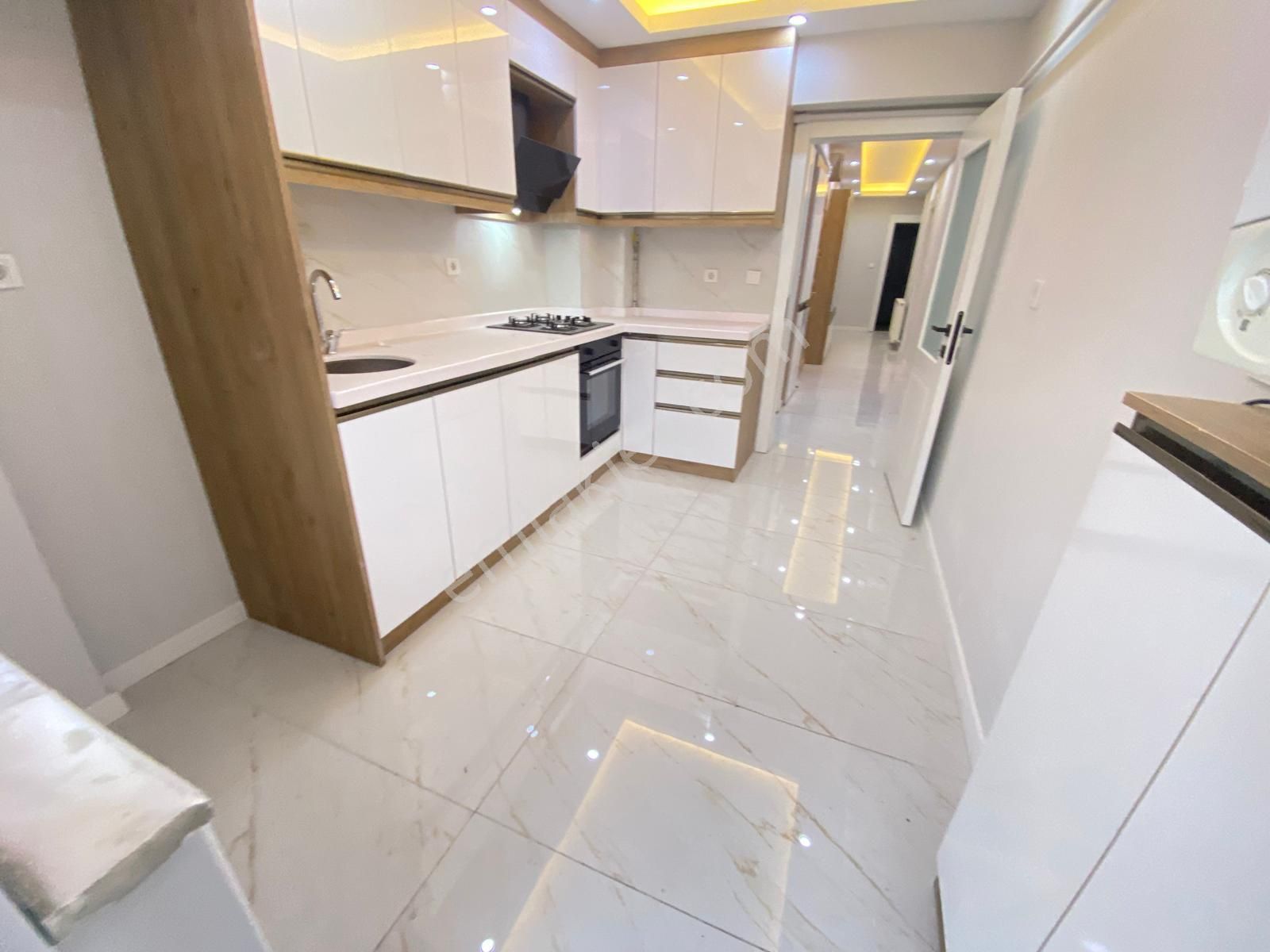 Etimesgut Topçu'da Merkezi Konumda Ön Cephe Arakat Çift Balkonlu Uygun Full Yapılı Daire - Görsel 6