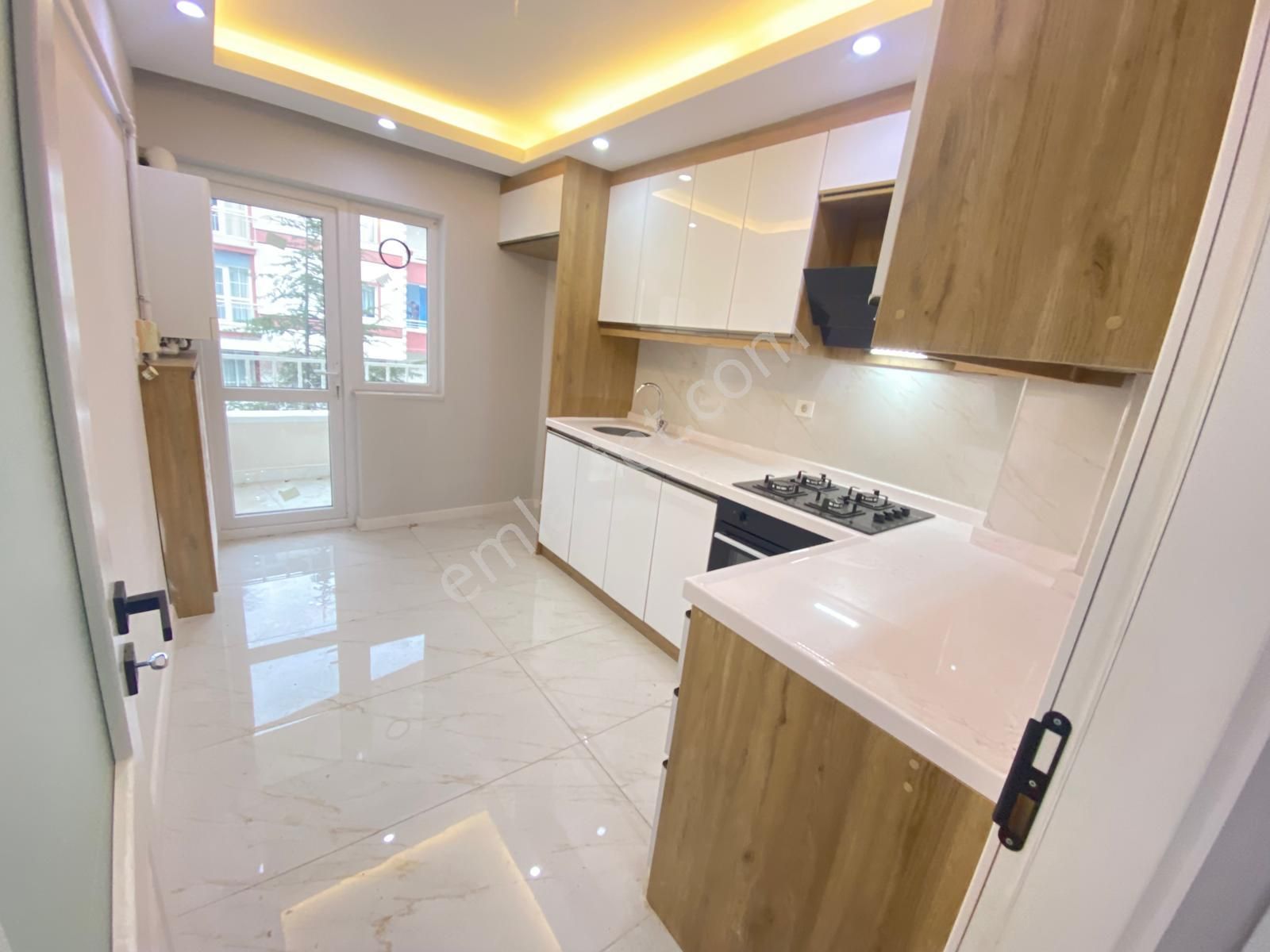 Etimesgut Topçu'da Merkezi Konumda Ön Cephe Arakat Çift Balkonlu Uygun Full Yapılı Daire - Görsel 4