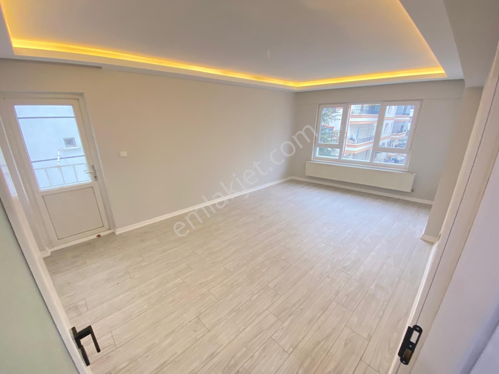 Etimesgut Topçu'da Merkezi Konumda Ön Cephe Arakat Çift Balkonlu Uygun Full Yapılı Daire - Görsel 8