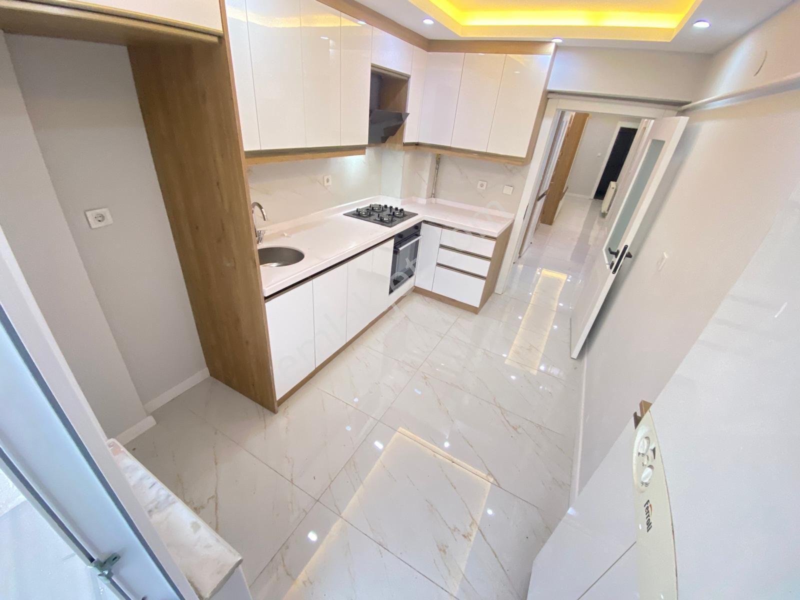 Etimesgut Topçu'da Merkezi Konumda Ön Cephe Arakat Çift Balkonlu Uygun Full Yapılı Daire - Görsel 3