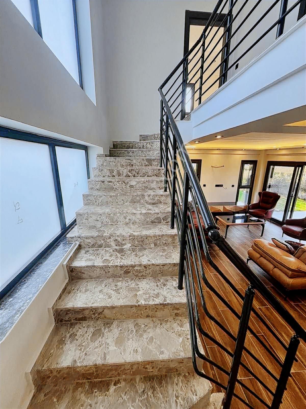 Kuşadası Davutlar'da Havuzlu Sitede Satılık 3+1 Eşyalı Villa - Görsel 4