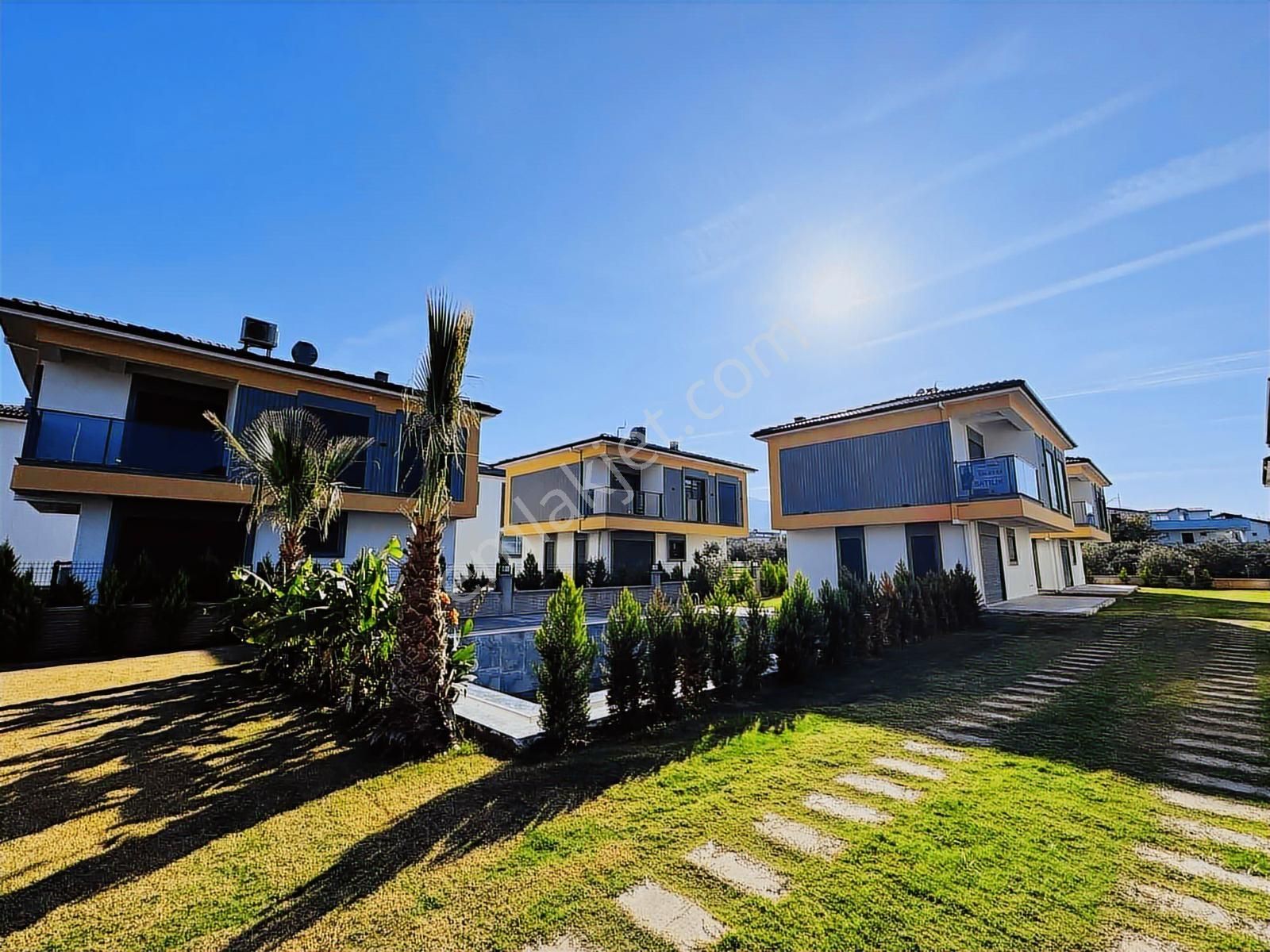Kuşadası Davutlar'da Havuzlu Sitede Satılık 3+1 Eşyalı Villa