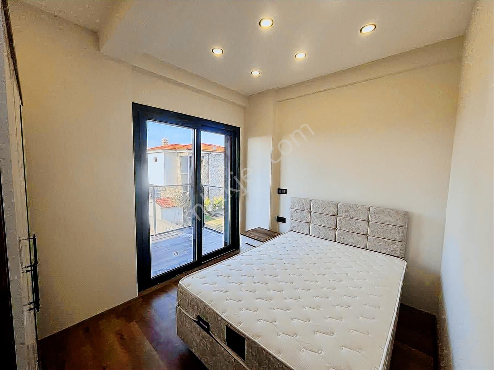Kuşadası Davutlar'da Havuzlu Sitede Satılık 3+1 Eşyalı Villa - Görsel 2