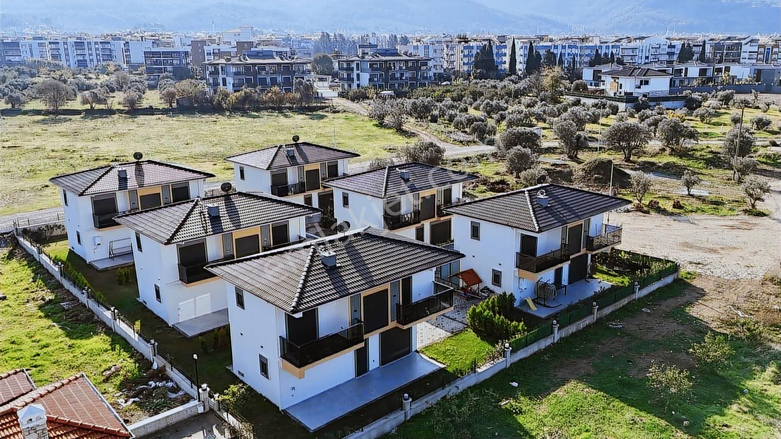 Kuşadası Davutlar'da Havuzlu Sitede Satılık 3+1 Eşyalı Villa - Görsel 6