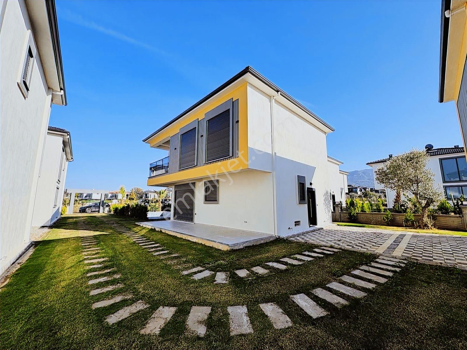 Kuşadası Davutlar'da Havuzlu Sitede Satılık 3+1 Eşyalı Villa - Görsel 19