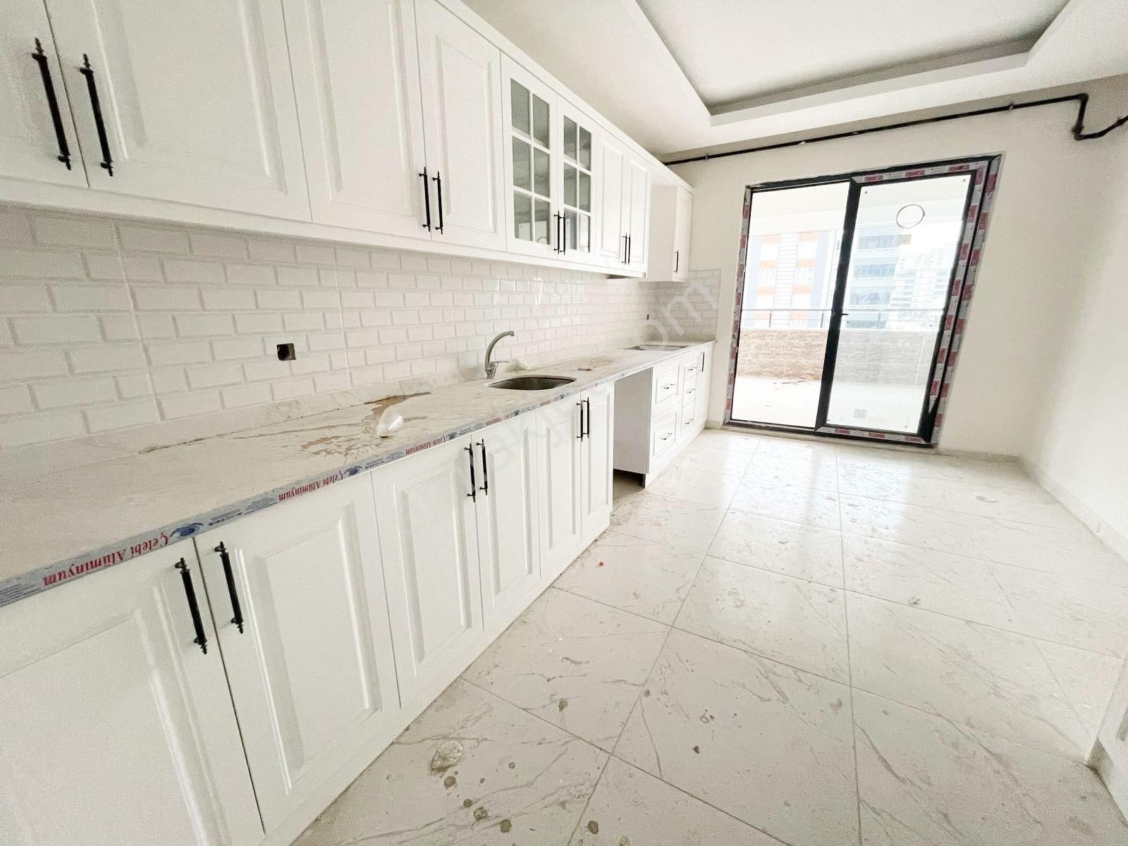 Karacaahmet'te Cadde Yakını Az Katlı Çift Balkonlu Sıfır Kat Ve Cephe Sçn. U.lüx 3+1 - Görsel 2