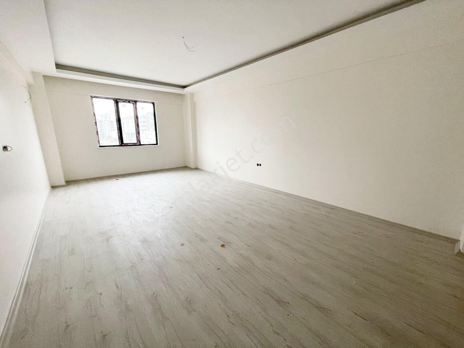 Karacaahmet'te Cadde Yakını Az Katlı Çift Balkonlu Sıfır Kat Ve Cephe Sçn. U.lüx 3+1 - Görsel 6