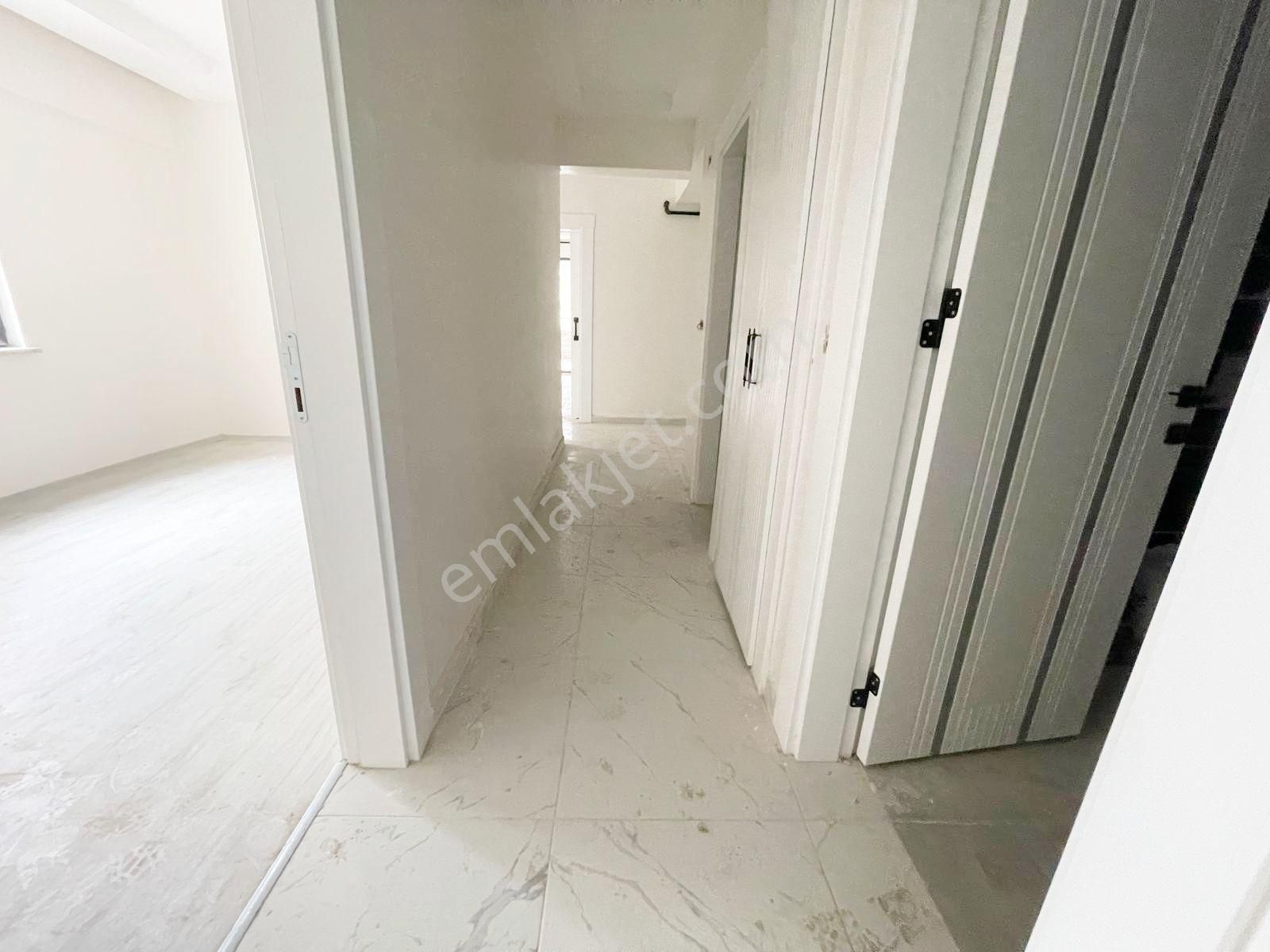 Karacaahmet'te Cadde Yakını Az Katlı Çift Balkonlu Sıfır Kat Ve Cephe Sçn. U.lüx 3+1 - Görsel 16