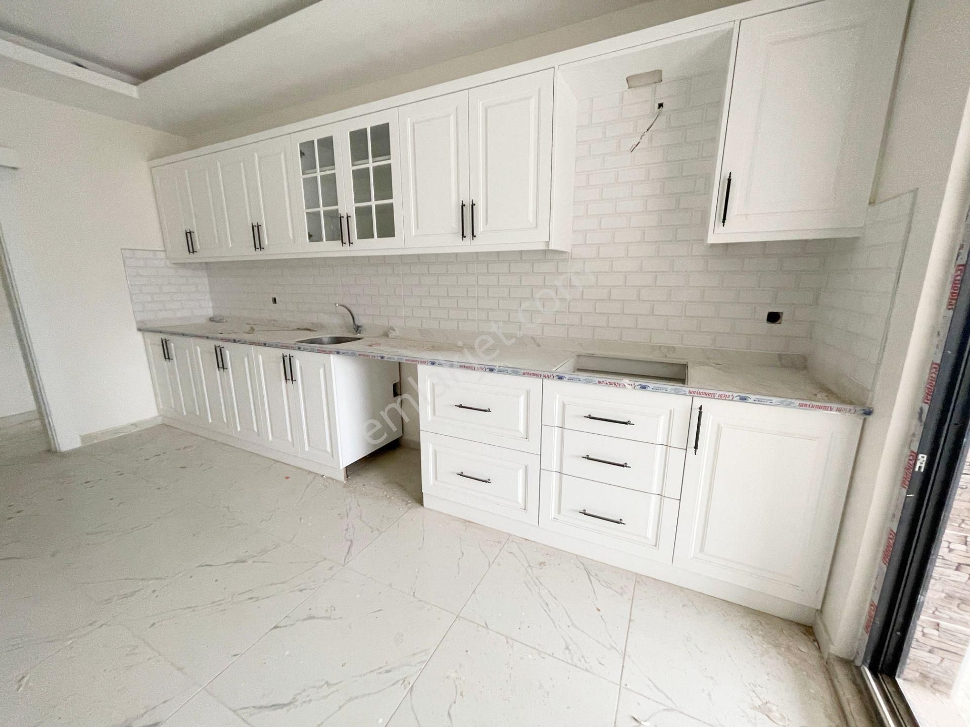 Karacaahmet'te Cadde Yakını Az Katlı Çift Balkonlu Sıfır Kat Ve Cephe Sçn. U.lüx 3+1 - Görsel 4