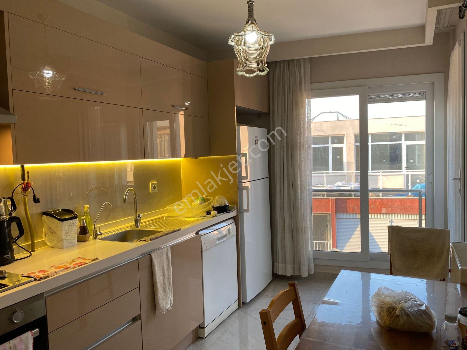 Halirıfatpaşa Caddede Deniz Manzaralı Bakımlı Asansörlü - Görsel 22