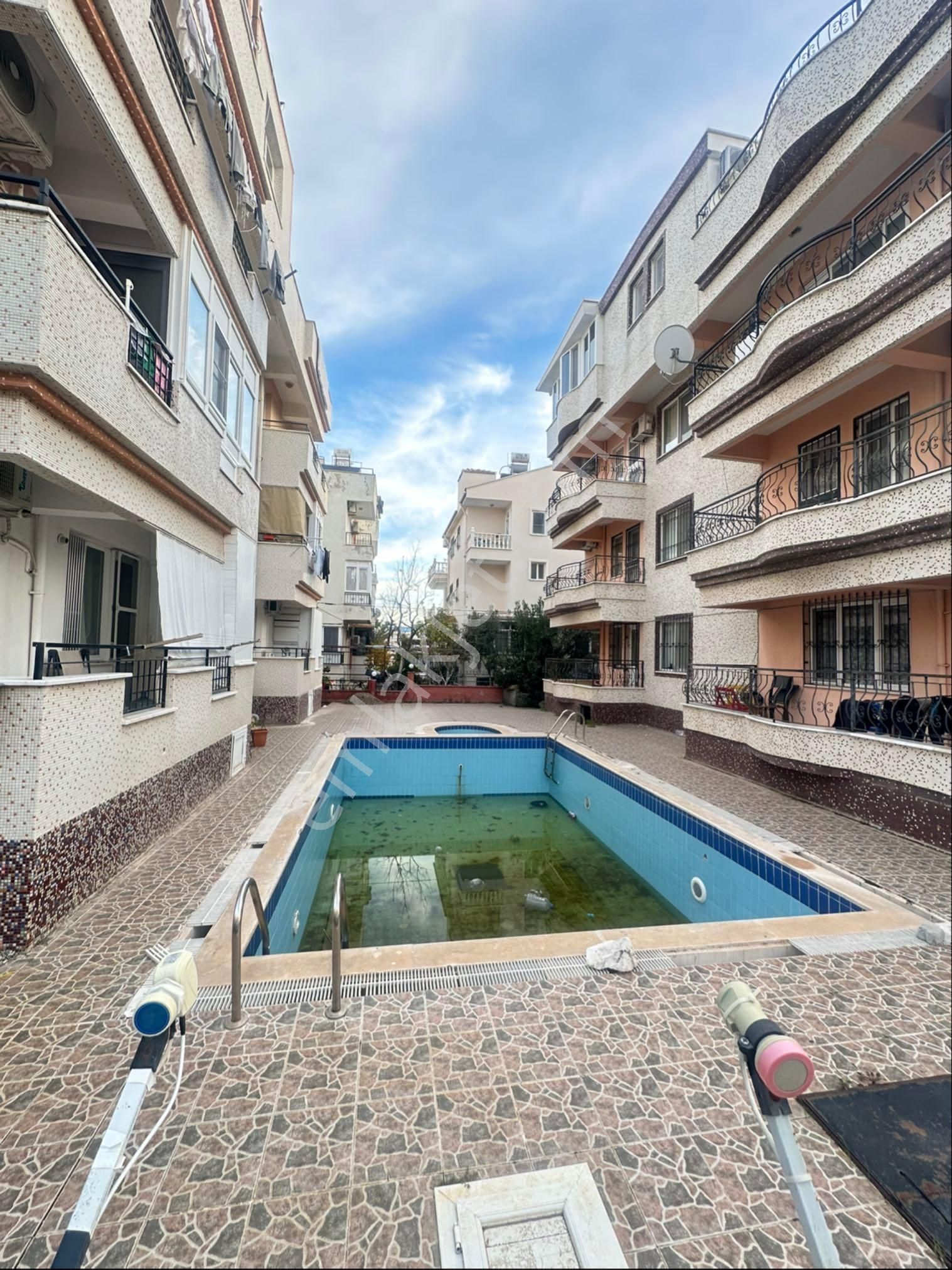 ❗️merkezde Satılık 2+1 Daire Yüksek Giriş Havuzlu❗️