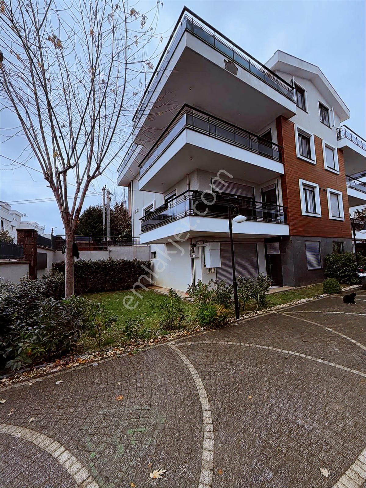 Akkoza Sitesinde Kiralık 6+2 Deniz Manzaralı Villa