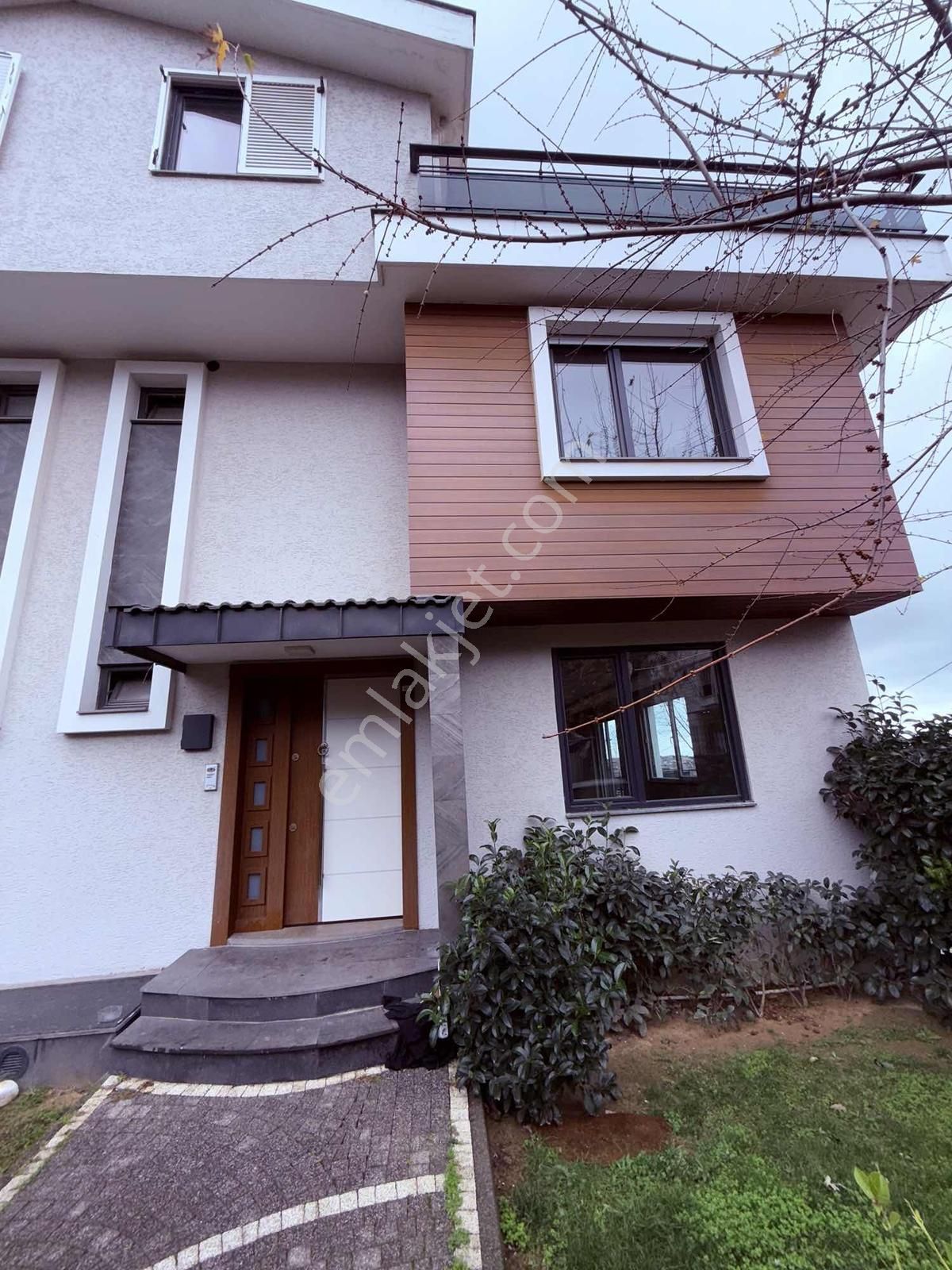 Akkoza Sitesinde Kiralık 6+2 Deniz Manzaralı Villa - Görsel 17