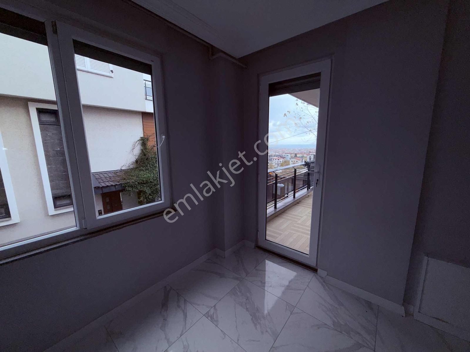 Akkoza Sitesinde Kiralık 6+2 Deniz Manzaralı Villa - Görsel 4