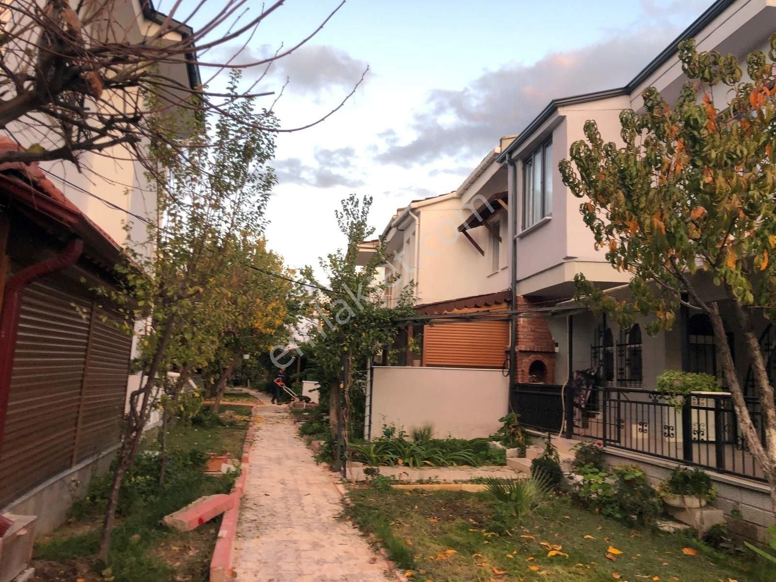 Havuzlu Sitede Sarımsaklı Altınova Arası 3+1 Satılık Villa - Görsel 11