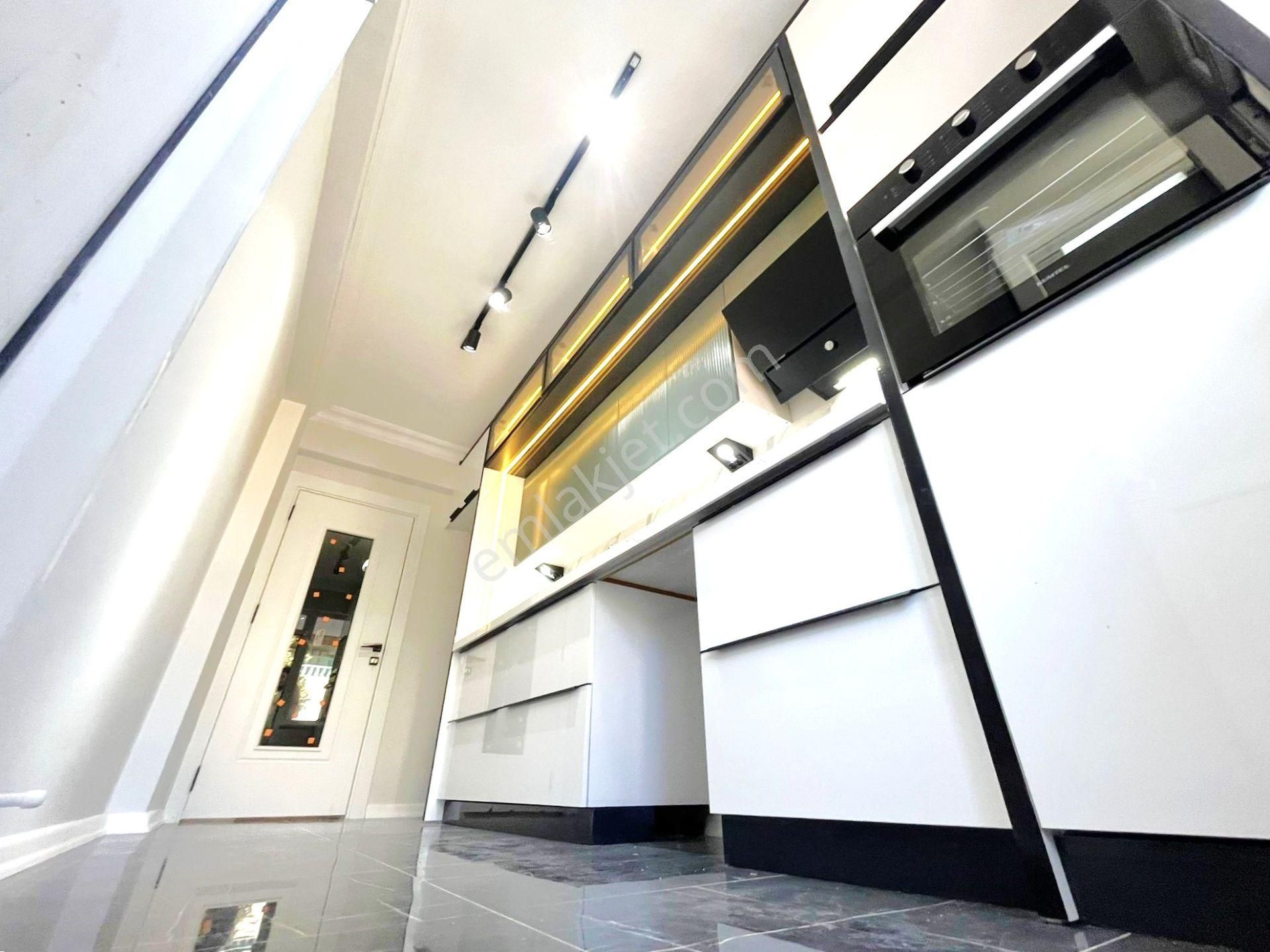 Akçay'da Aygülden Özel Tasarımı İle İçi Full Yapılı Köşe Ön Cephe Kapalı Otoparklı Satılık 2+1 Daire