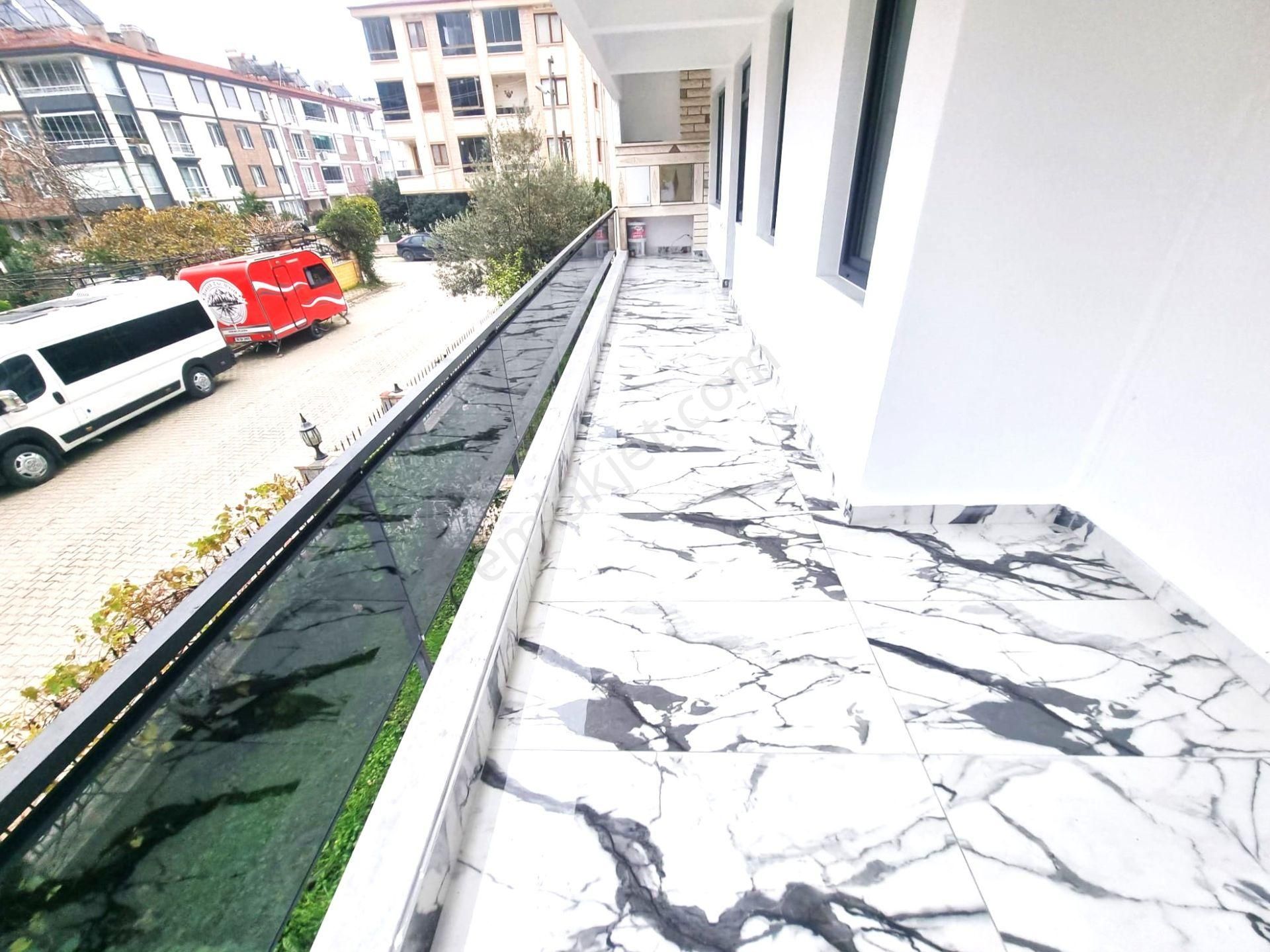 Akçay'da Aygülden Özel Tasarımı İle İçi Full Yapılı Köşe Ön Cephe Kapalı Otoparklı Satılık 2+1 Daire - Görsel 11