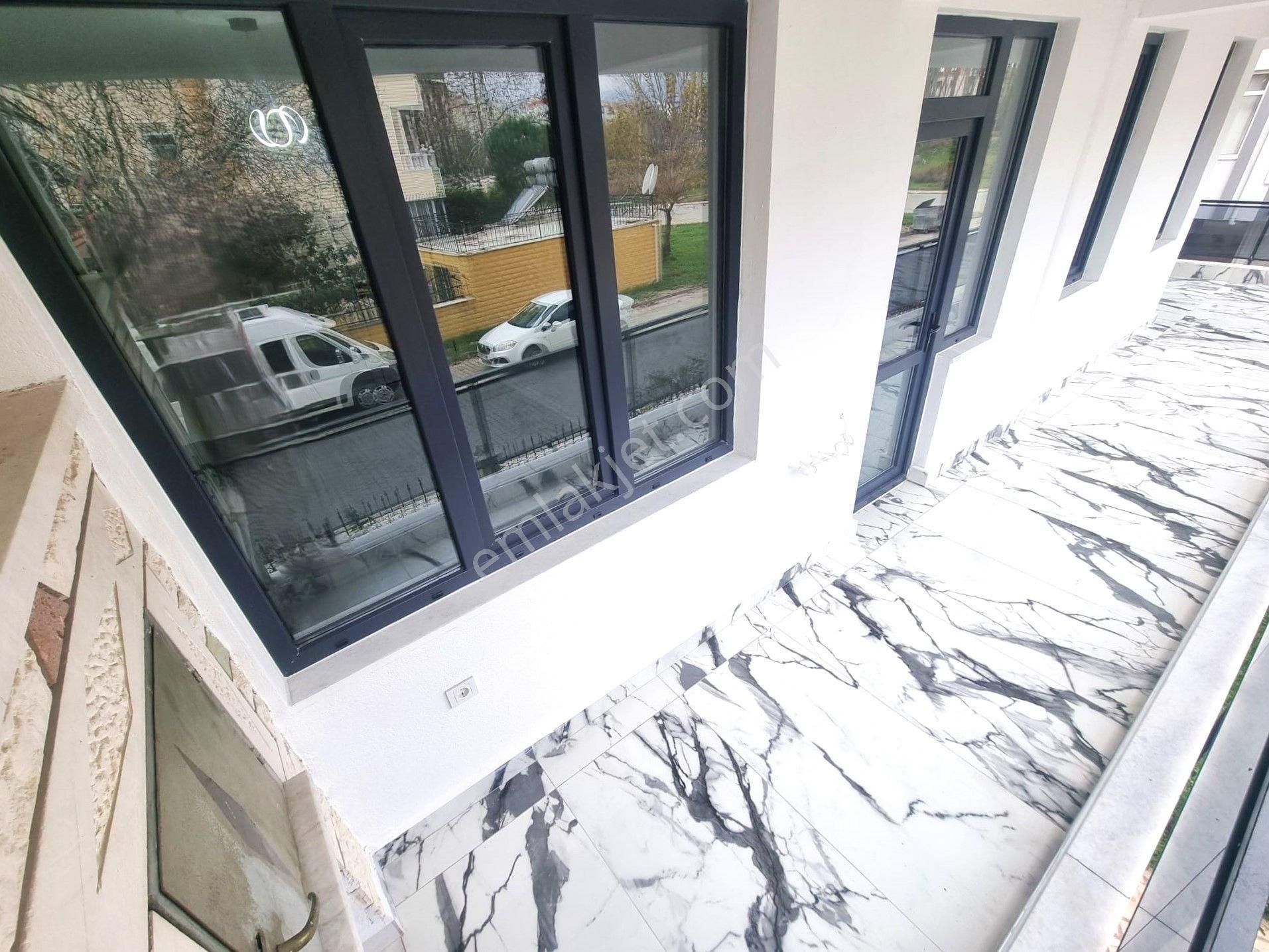 Akçay'da Aygülden Özel Tasarımı İle İçi Full Yapılı Köşe Ön Cephe Kapalı Otoparklı Satılık 2+1 Daire - Görsel 17