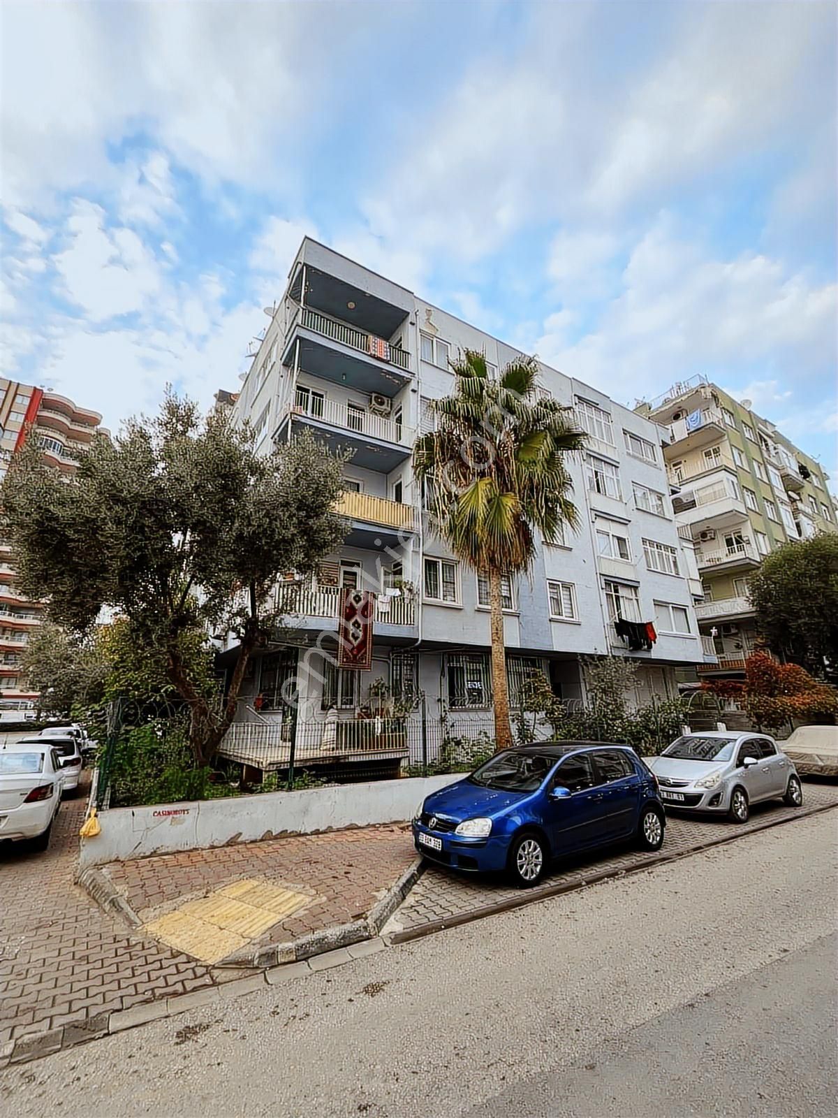 Güvenevler Alanya Sokağında Ara Kat İçi Yapılı Satılık 2+1 Daire