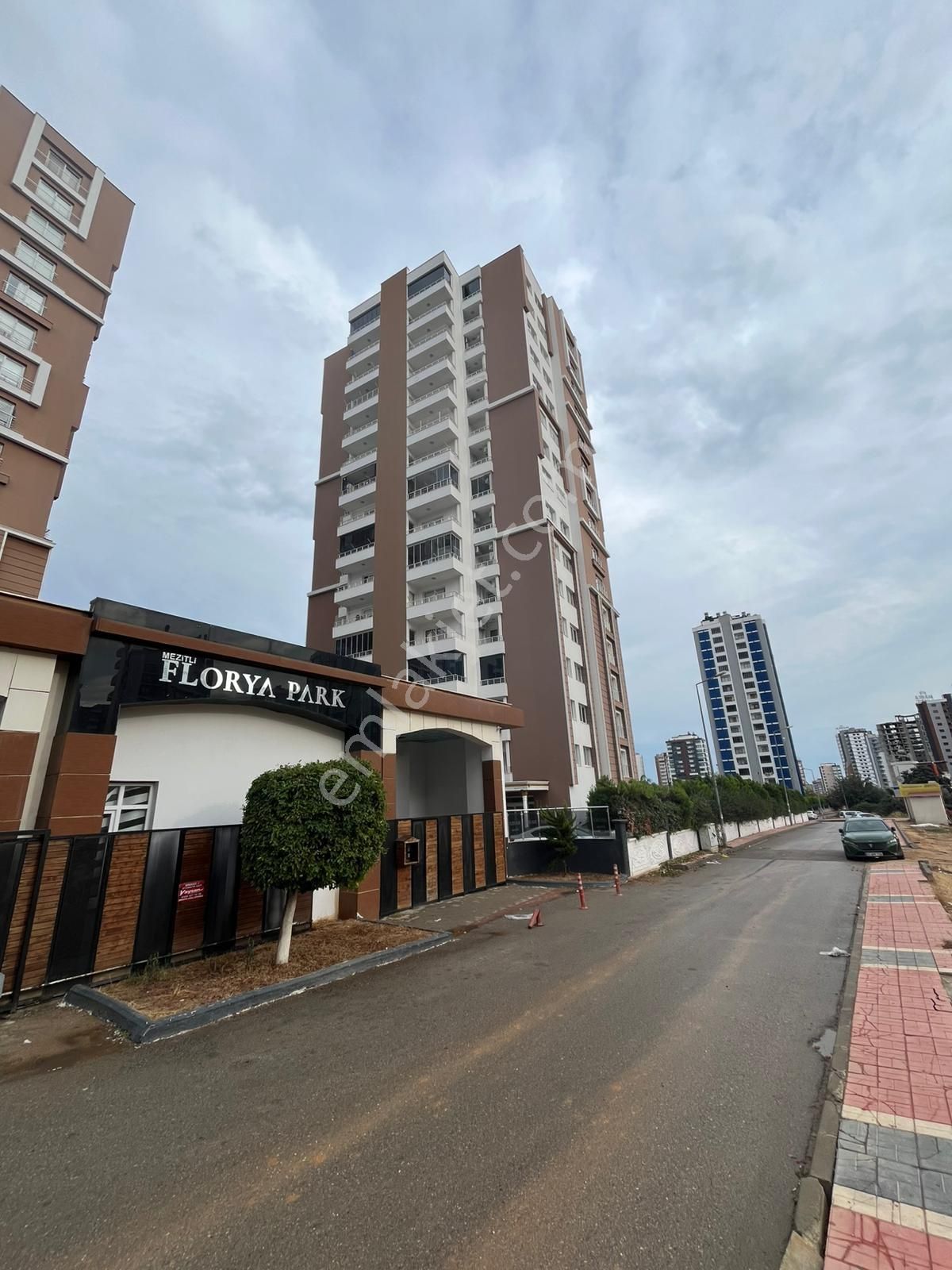 Mezitli Akdeniz'de Nezih Sitede Satılık Geniş 4+1 Salon