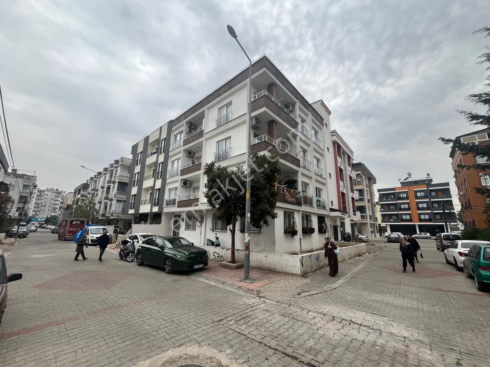 Aydınlıkevler'de Merkezi Konumda Giriş Katı Satılık 1+1 Daire