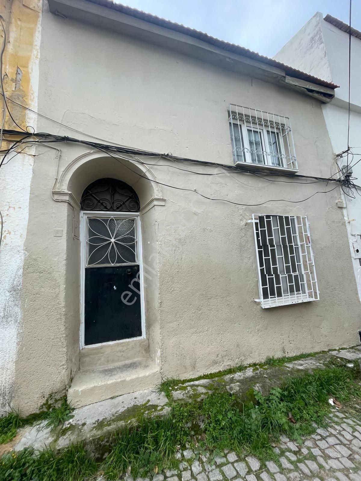 Ayvalık Merkez'de Deniz Manzaralı Avlulu Ve Teraslı 2 Katlı 2+1 Kagir Ev - Görsel 3