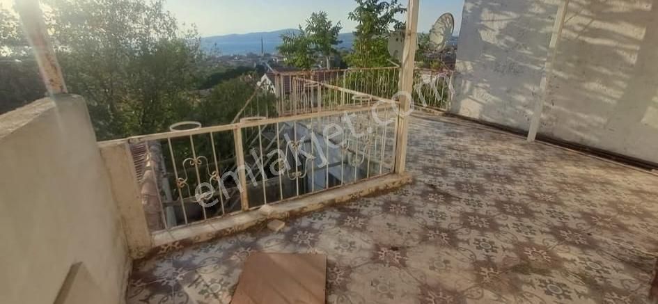 Ayvalık Merkez'de Deniz Manzaralı Avlulu Ve Teraslı 2 Katlı 2+1 Kagir Ev - Görsel 22