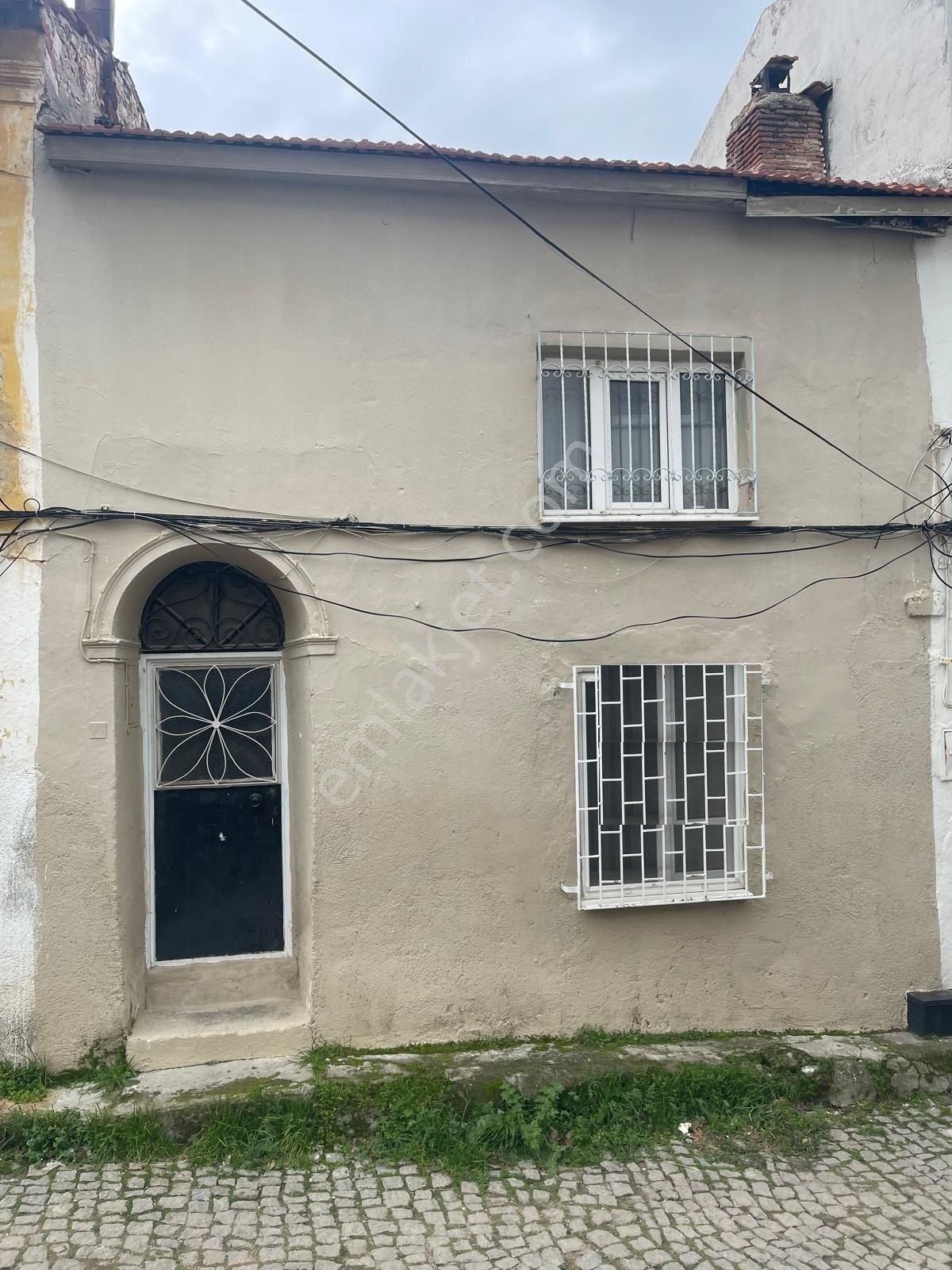 Ayvalık Merkez'de Deniz Manzaralı Avlulu Ve Teraslı 2 Katlı 2+1 Kagir Ev