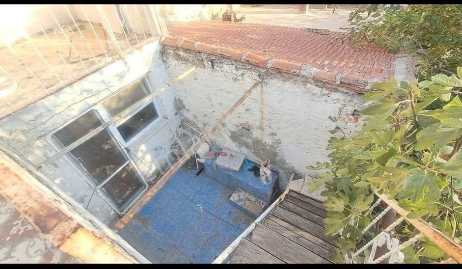 Ayvalık Merkez'de Deniz Manzaralı Avlulu Ve Teraslı 2 Katlı 2+1 Kagir Ev - Görsel 15