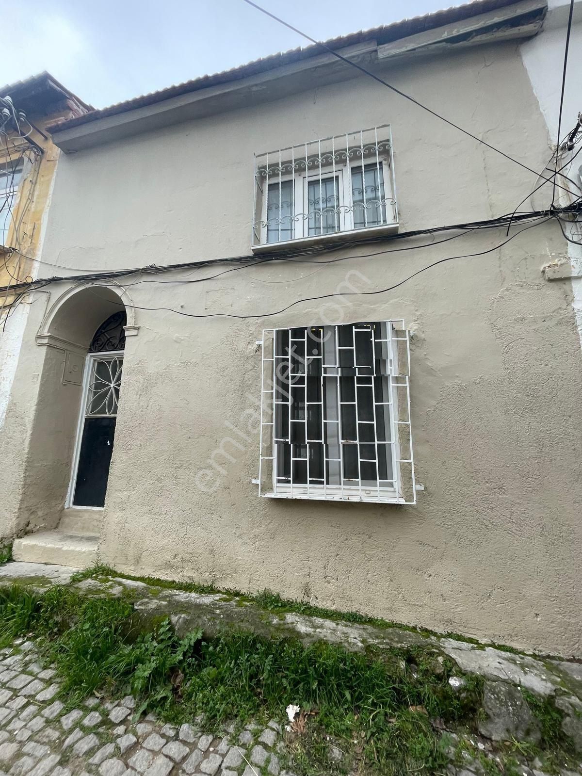 Ayvalık Merkez'de Deniz Manzaralı Avlulu Ve Teraslı 2 Katlı 2+1 Kagir Ev - Görsel 2